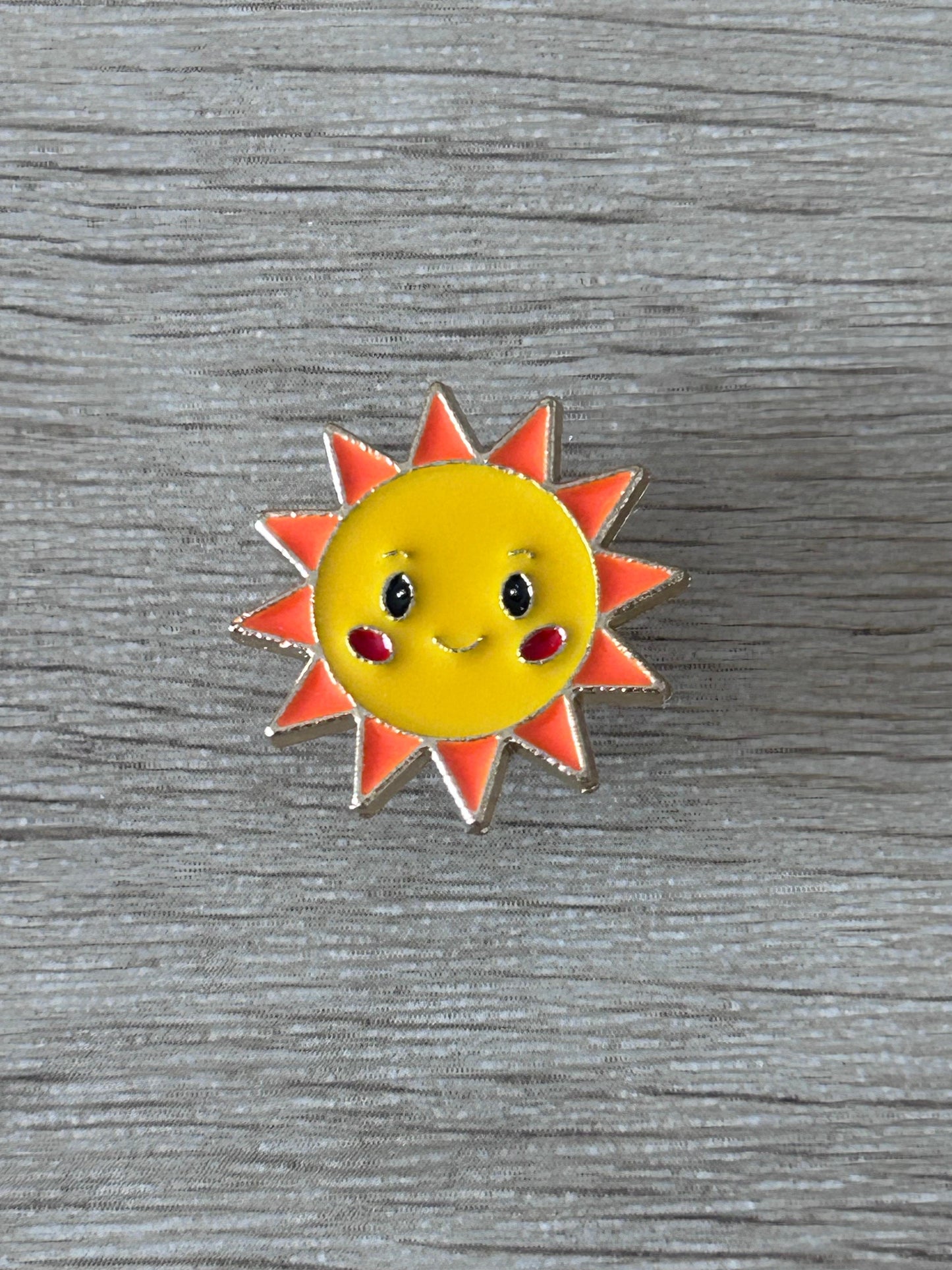Épingle soleil souriant jaune, visage souriant, bords orange et piquants