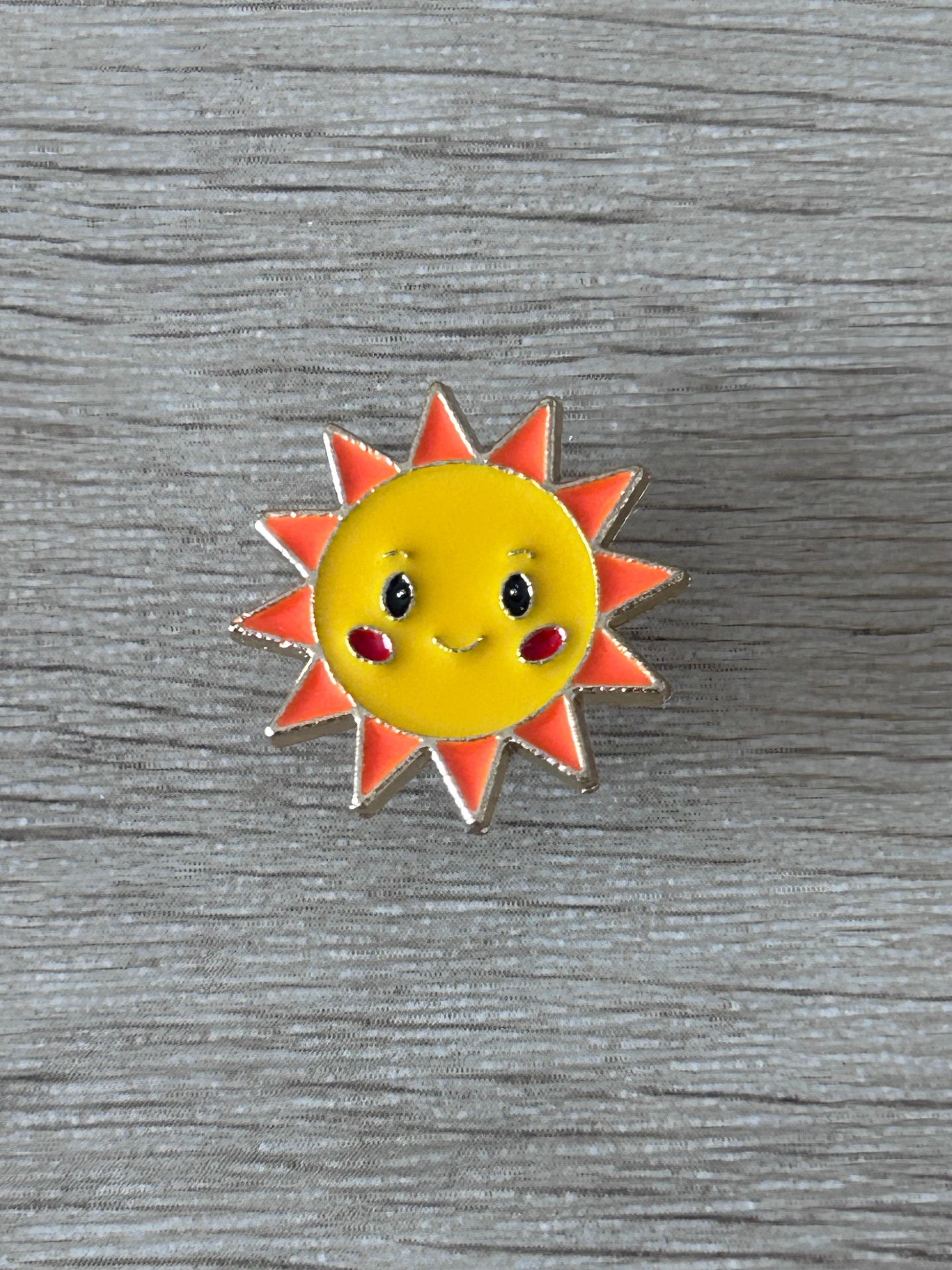 Épingle soleil souriant jaune, visage souriant, bords orange et piquants