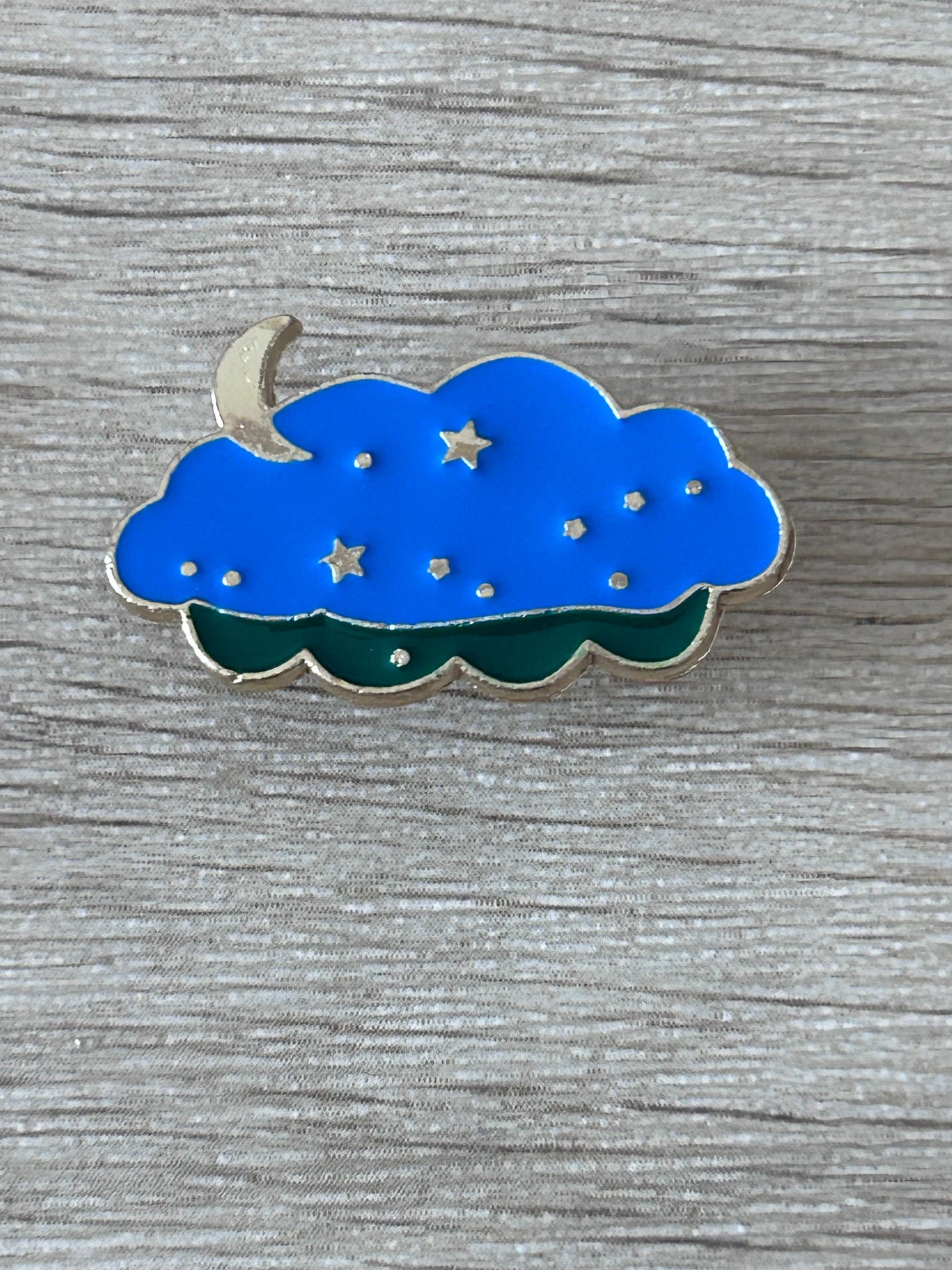 Broche nuage bleu nuit, lune croissant et petites étoiles dorées