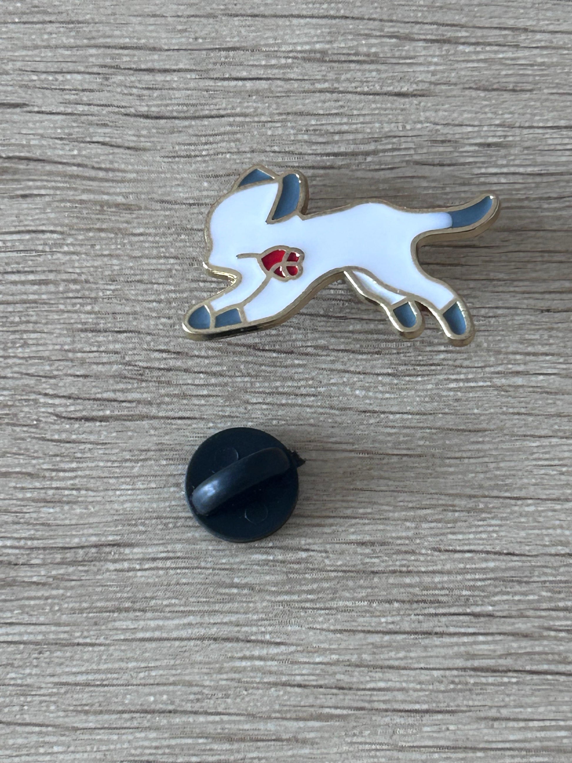 Épingle émaillée chaton courant avec nœud rouge, dos noir en plastique