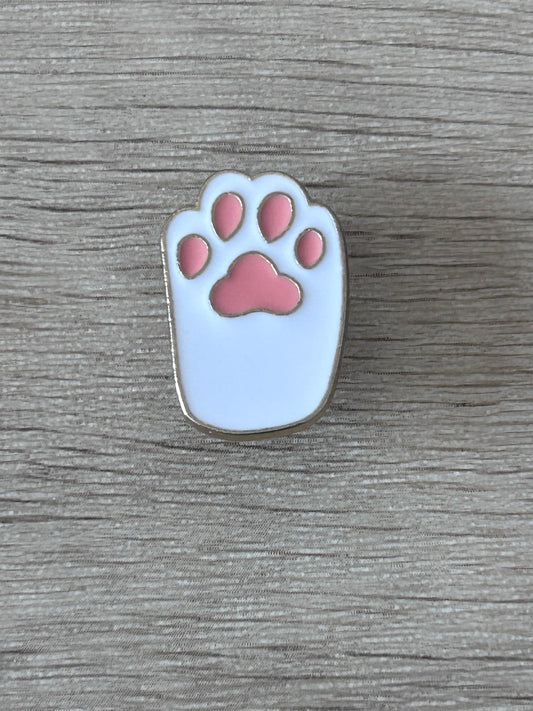 Broche patte de chat émaillée bleu clair avec coussinets roses et contour argenté