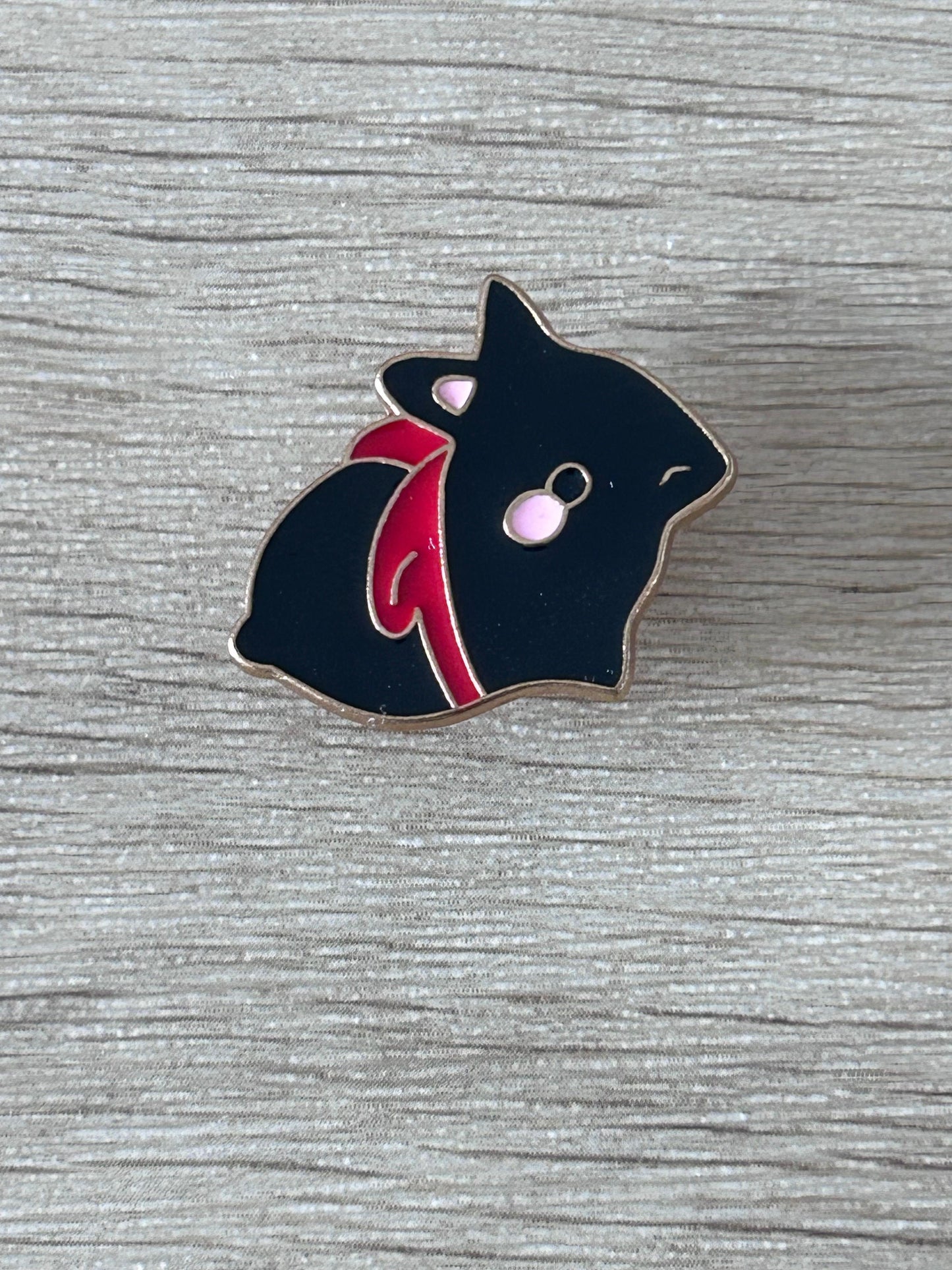 Broche lapin noir avec écharpe rouge