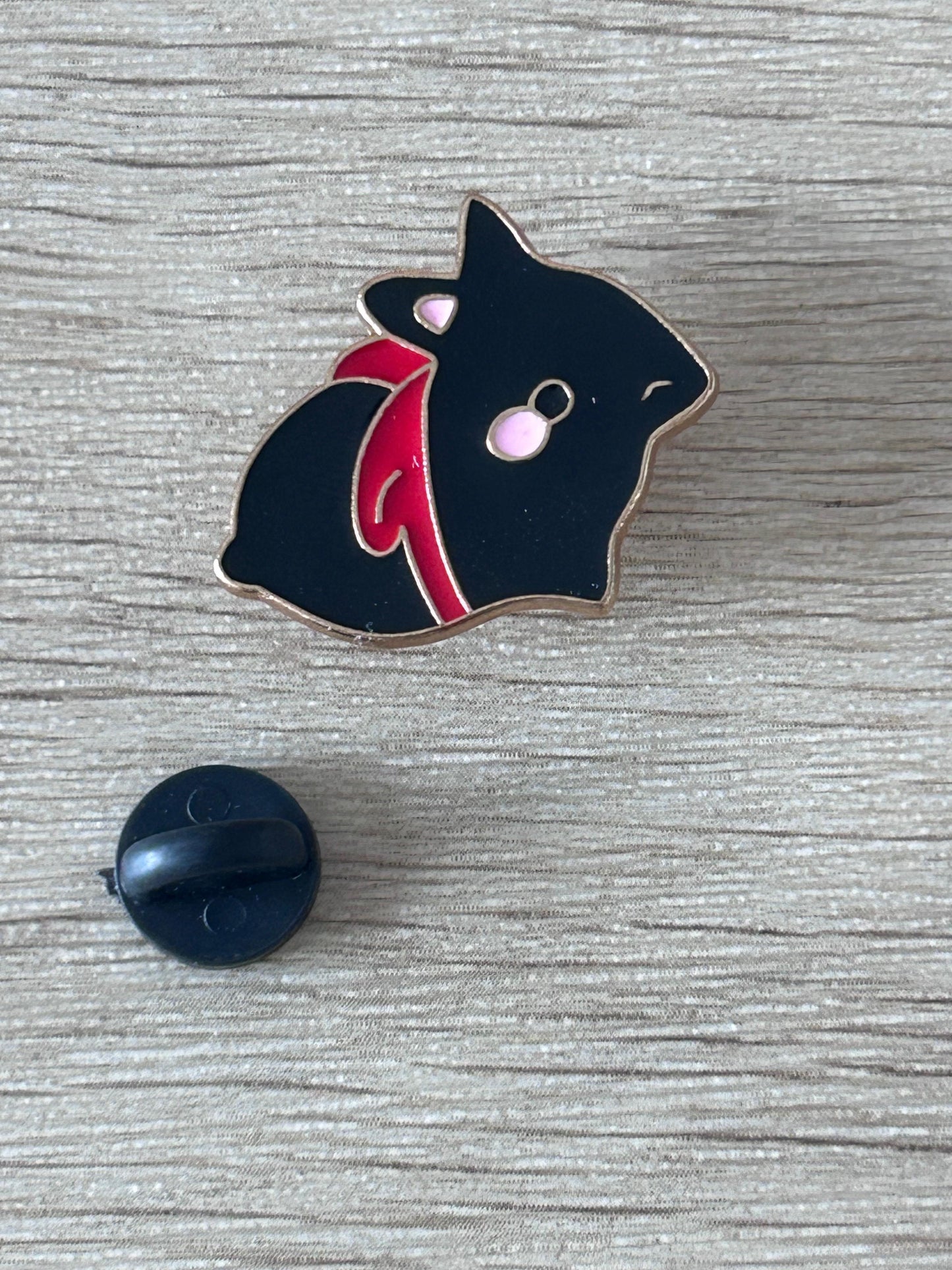 Broche lapin noir avec écharpe rouge, épingle au dos