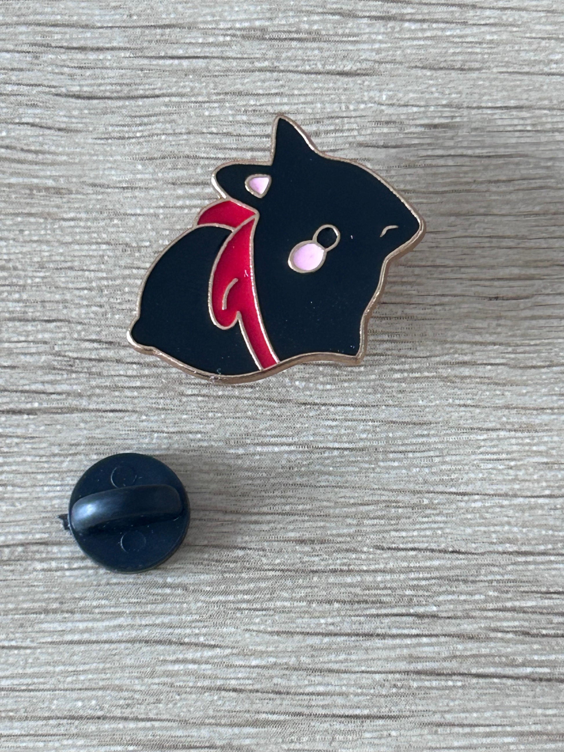 Broche lapin noir avec écharpe rouge, épingle au dos