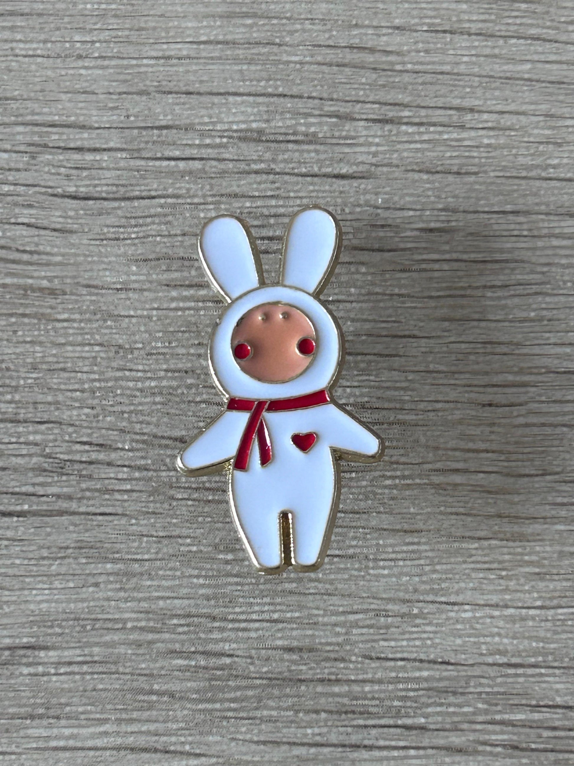 Épingle lapin costume bleu clair avec yeux rouges et nœud rouge