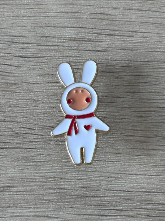 Épingle lapin costume bleu clair avec yeux rouges et nœud rouge