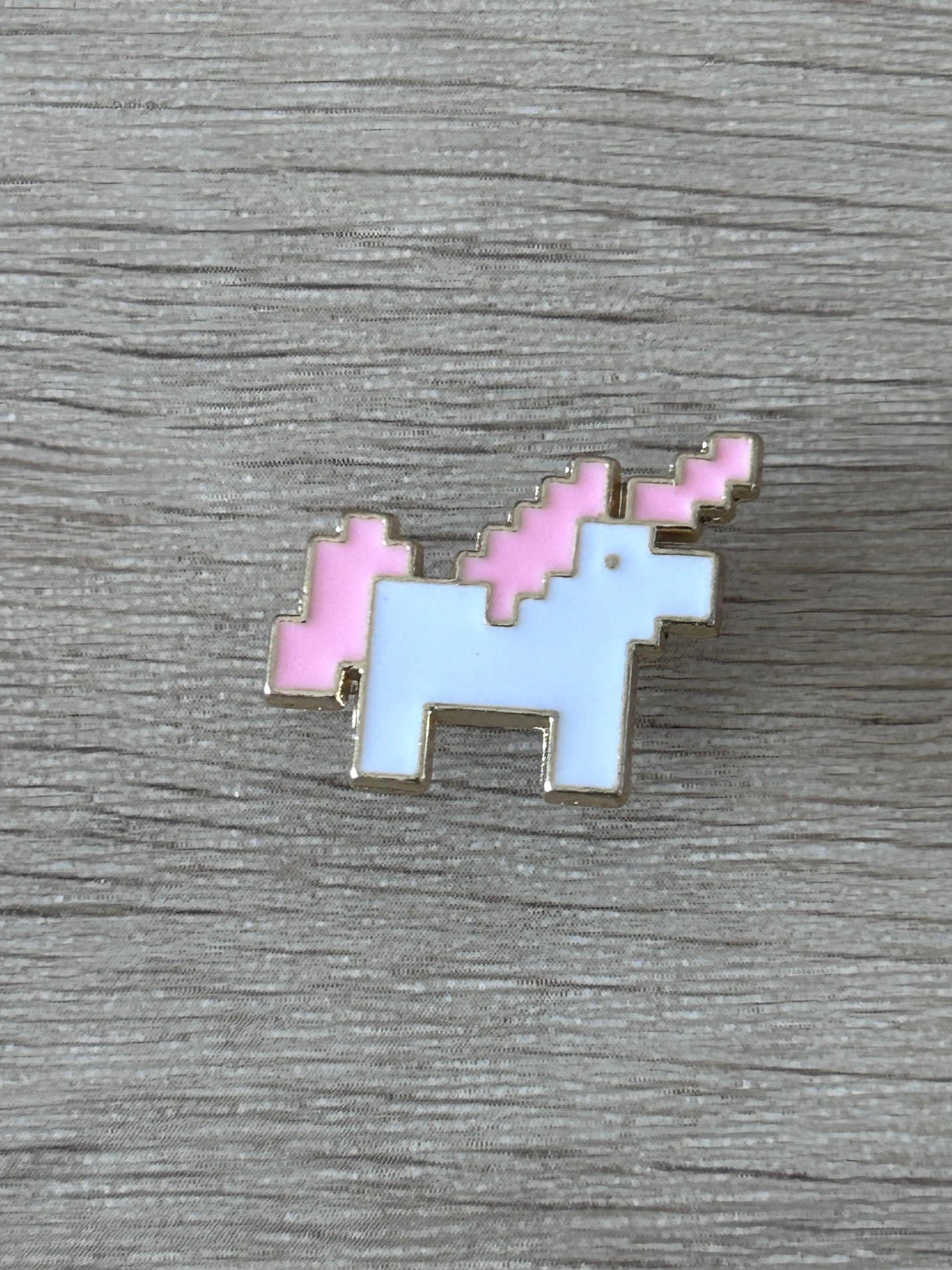 Pin licorne pixel art, corps blanc, crinière rose, contour doré