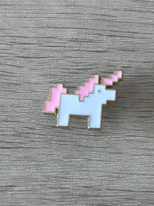 Pin licorne pixel art, corps blanc, crinière rose, contour doré