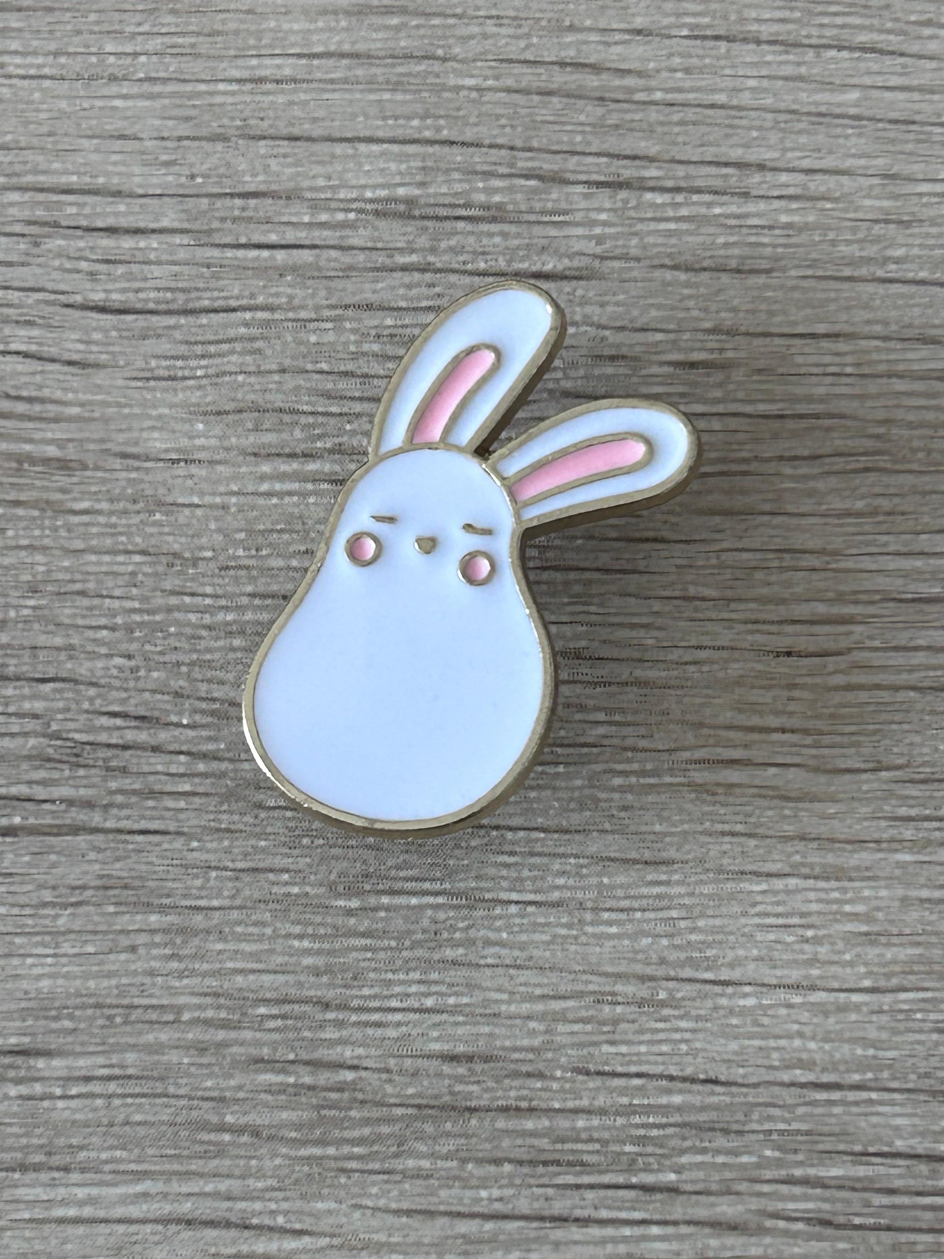 Épinglette en émail lapin blanc kawaii, contour doré, petites joues