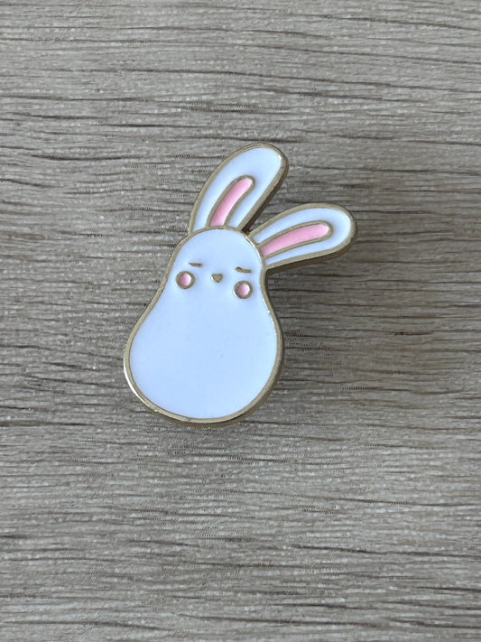 Épinglette en émail lapin blanc kawaii, contour doré, petites joues