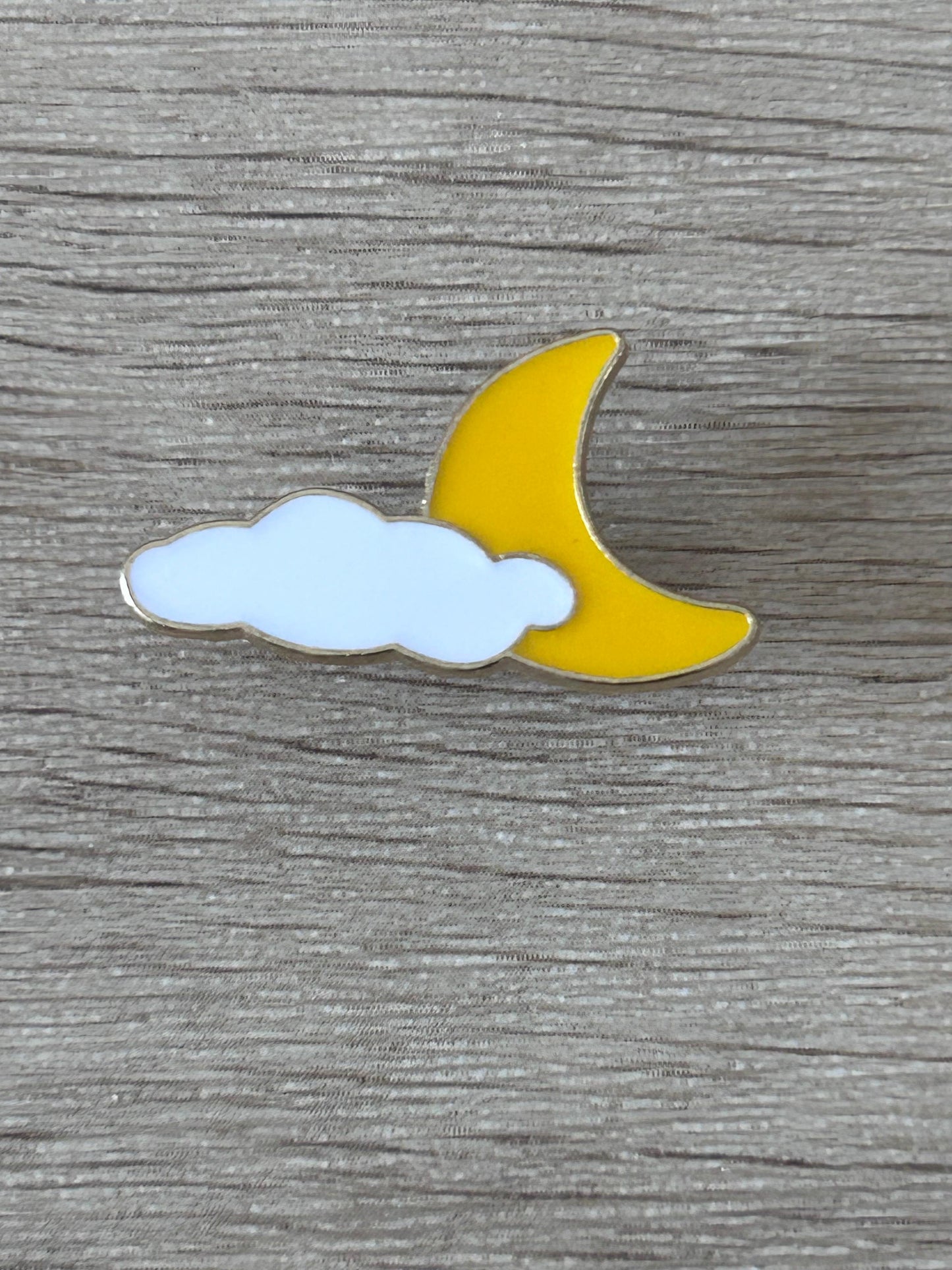 Pin nuage et lune émaillé, nuage bleu clair et lune jaune.