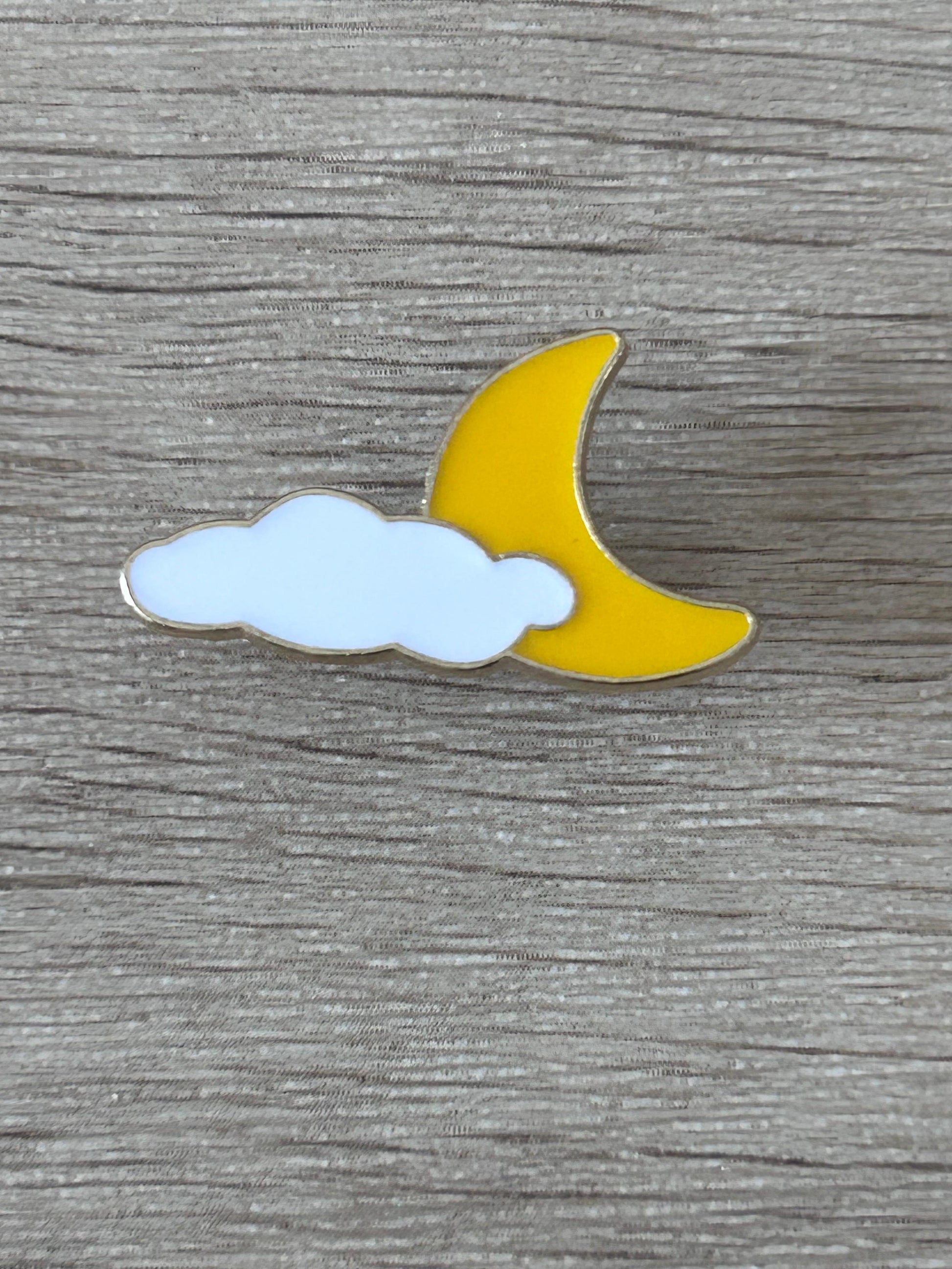 Pin nuage et lune émaillé, nuage bleu clair et lune jaune.