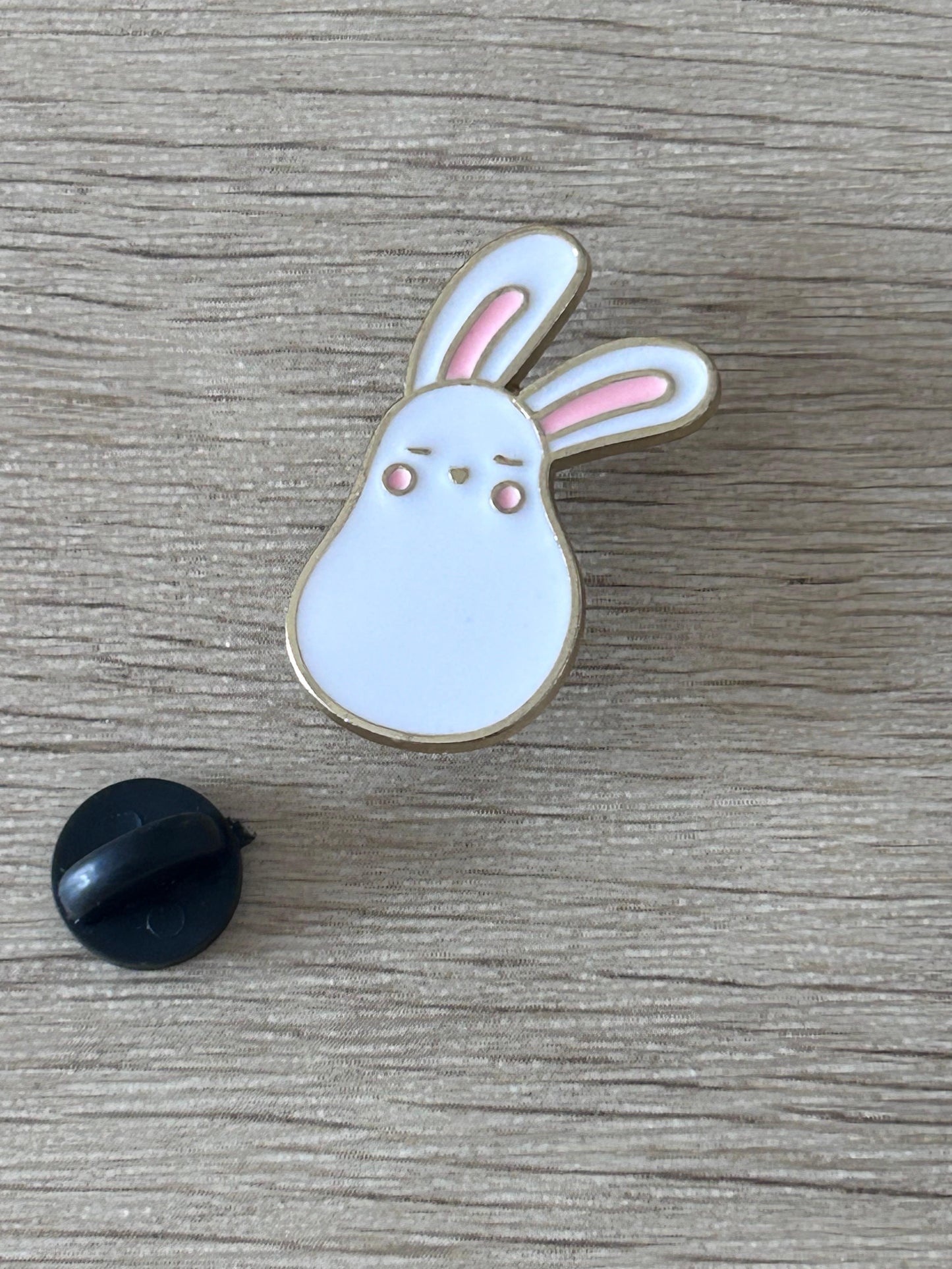 Broche lapin blanc kawaii en émail, contour doré, attache noire visible