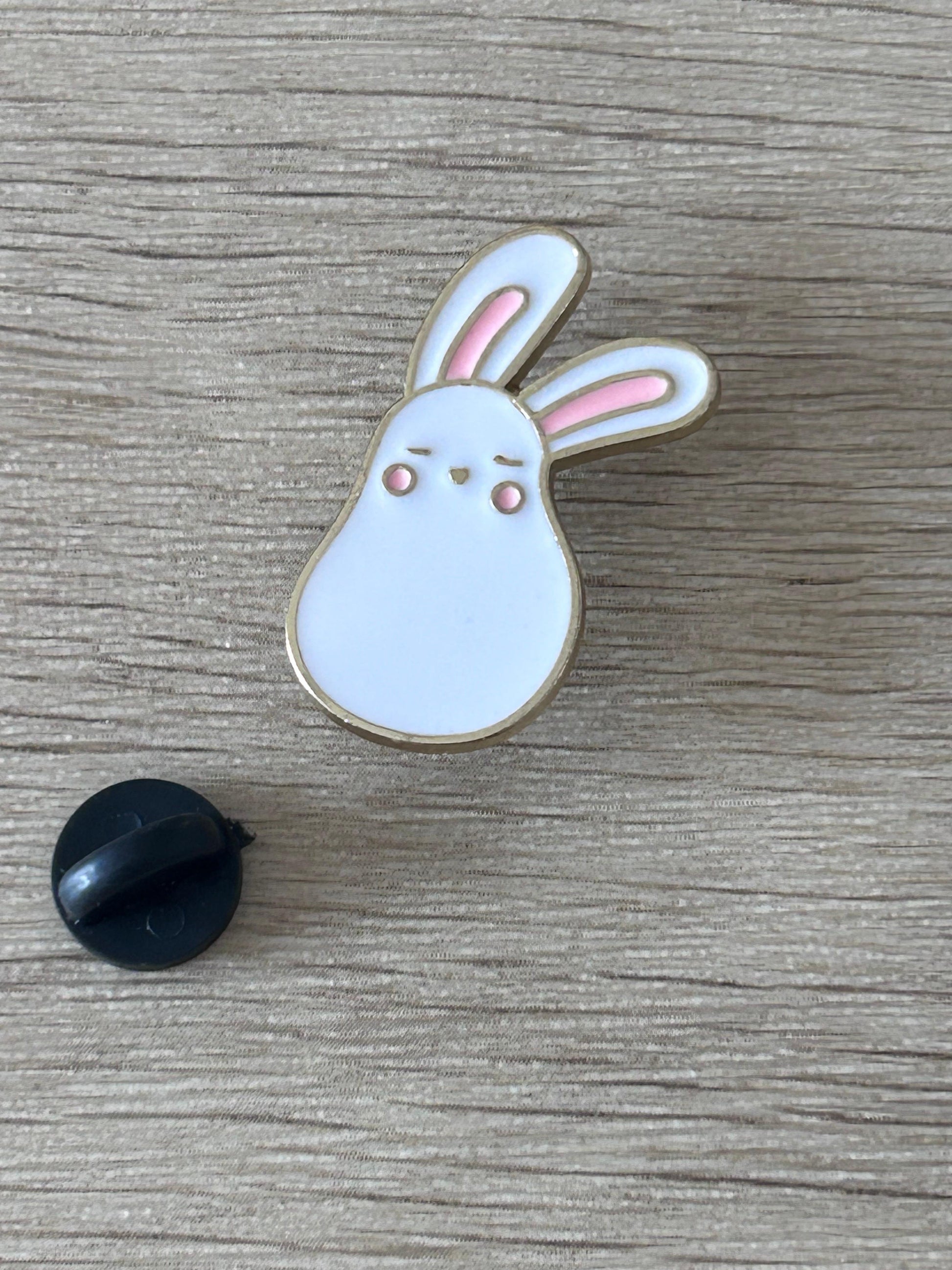 Broche lapin blanc kawaii en émail, contour doré, attache noire visible