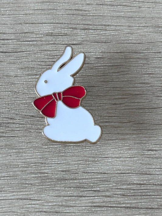 Épingle lapin blanc au nœud rouge