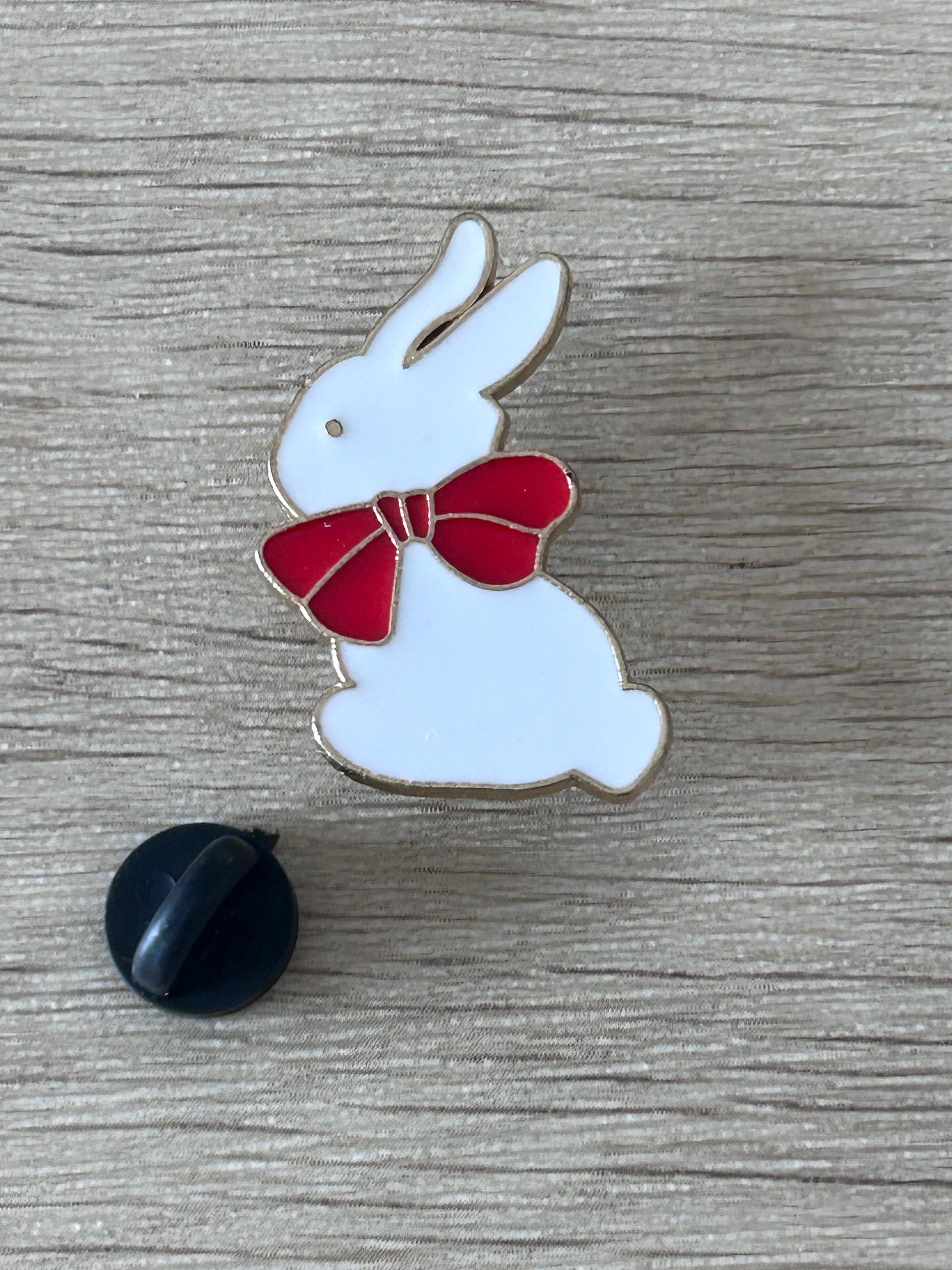 Épingle lapin blanc de profil avec nœud rouge