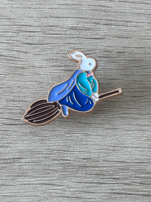 Épingle lapin sorcier bleu sur balai, broche métal avec bord doré