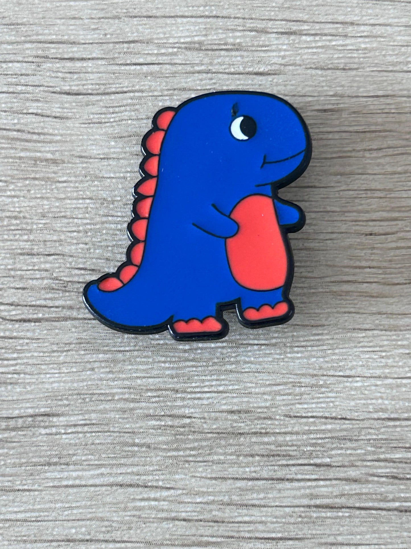 Pin T-Rex bleu kawaii aux pattes et ventre rouge