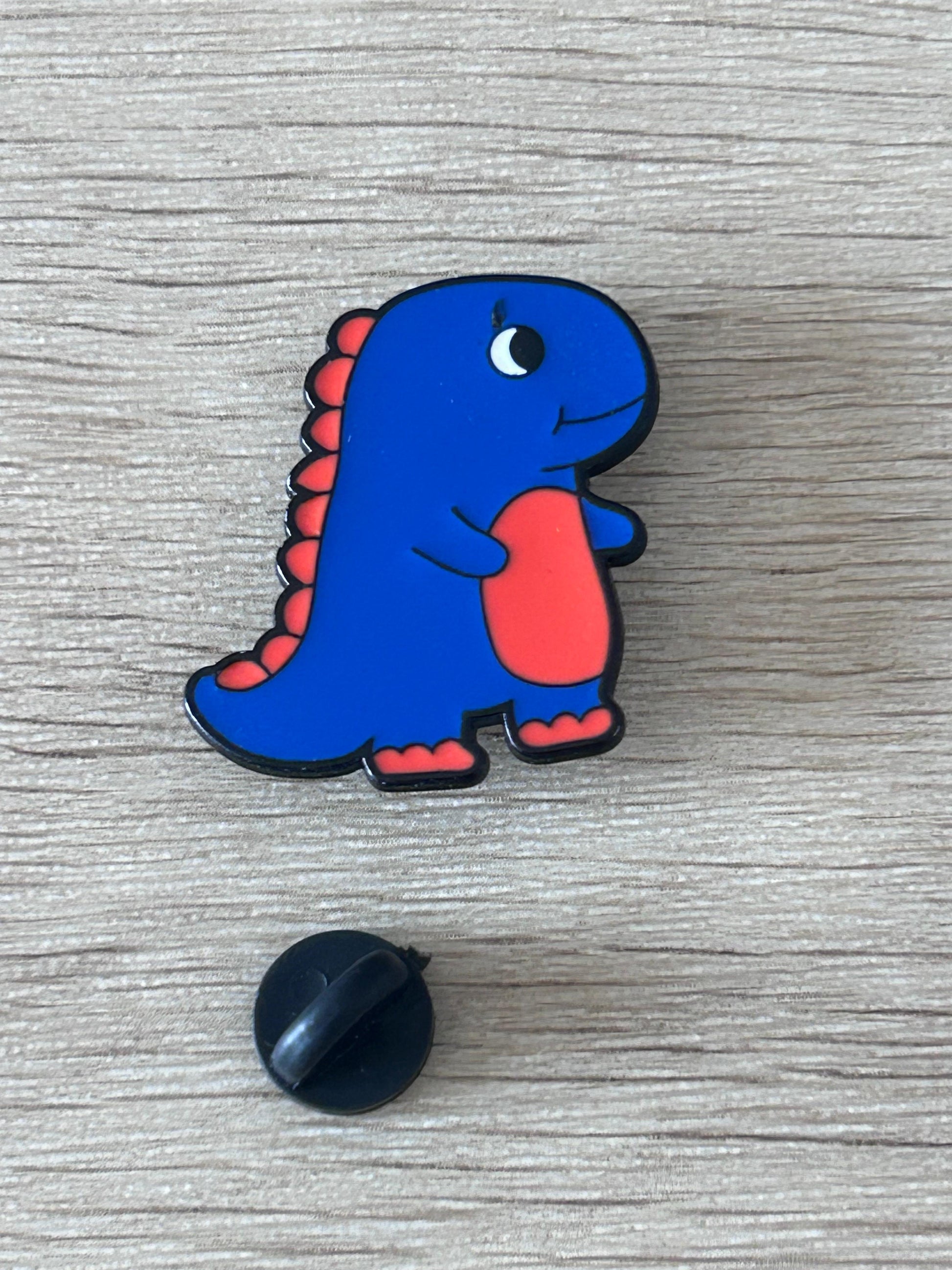 Pin en forme de T-Rex bleu kawaii avec fermoir noir au dos