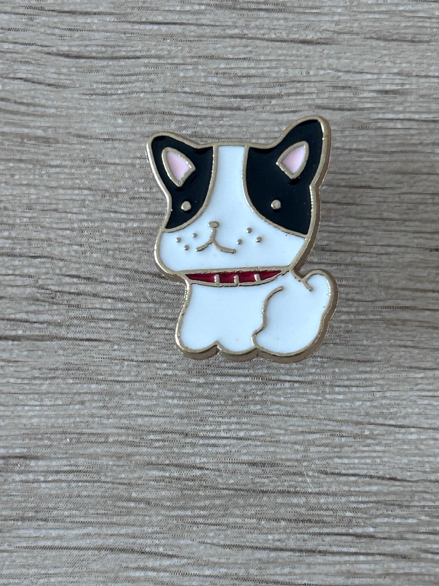 Pin émaillé bouledogue français kawaii, tête noire et blanche, bouche rouge.
