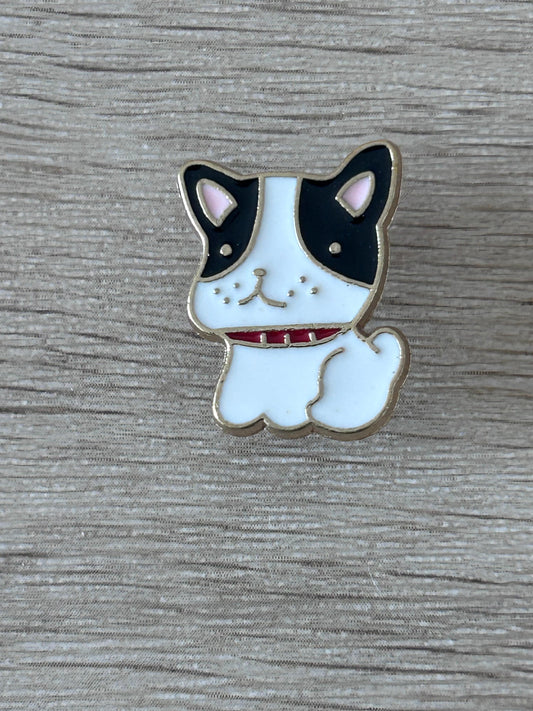 Pin émaillé bouledogue français kawaii, tête noire et blanche, bouche rouge.