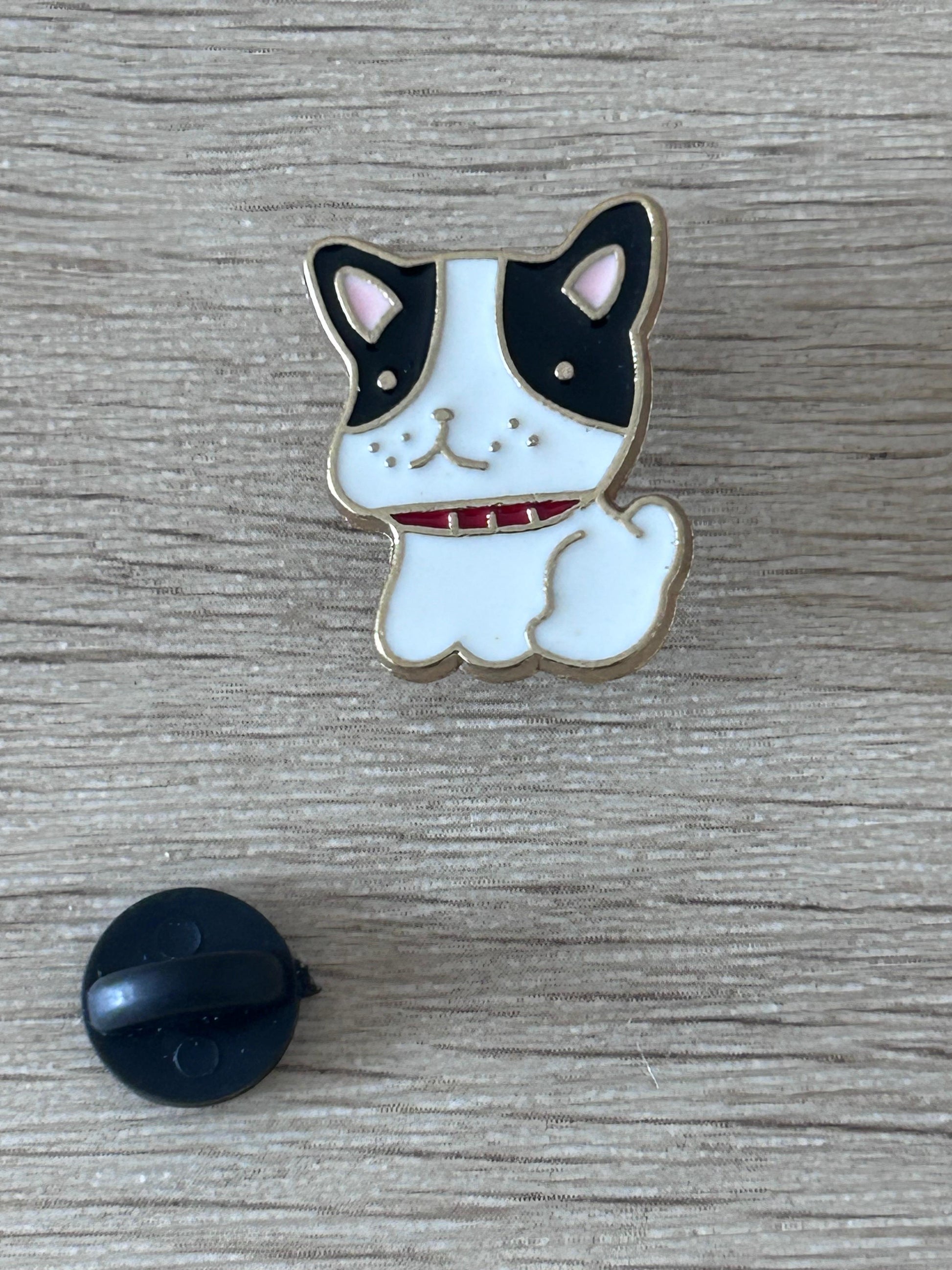 Pin émaillé bouledogue français kawaii, tête noire et blanche, support arrière noir.
