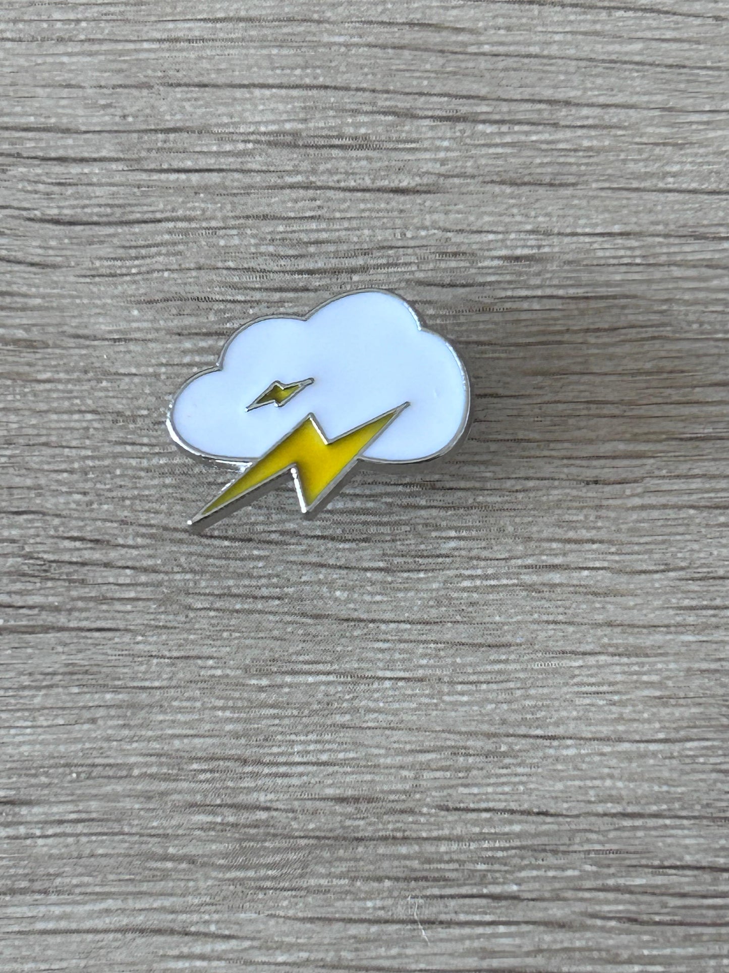 Épingle nuage bleu clair avec éclair jaune
