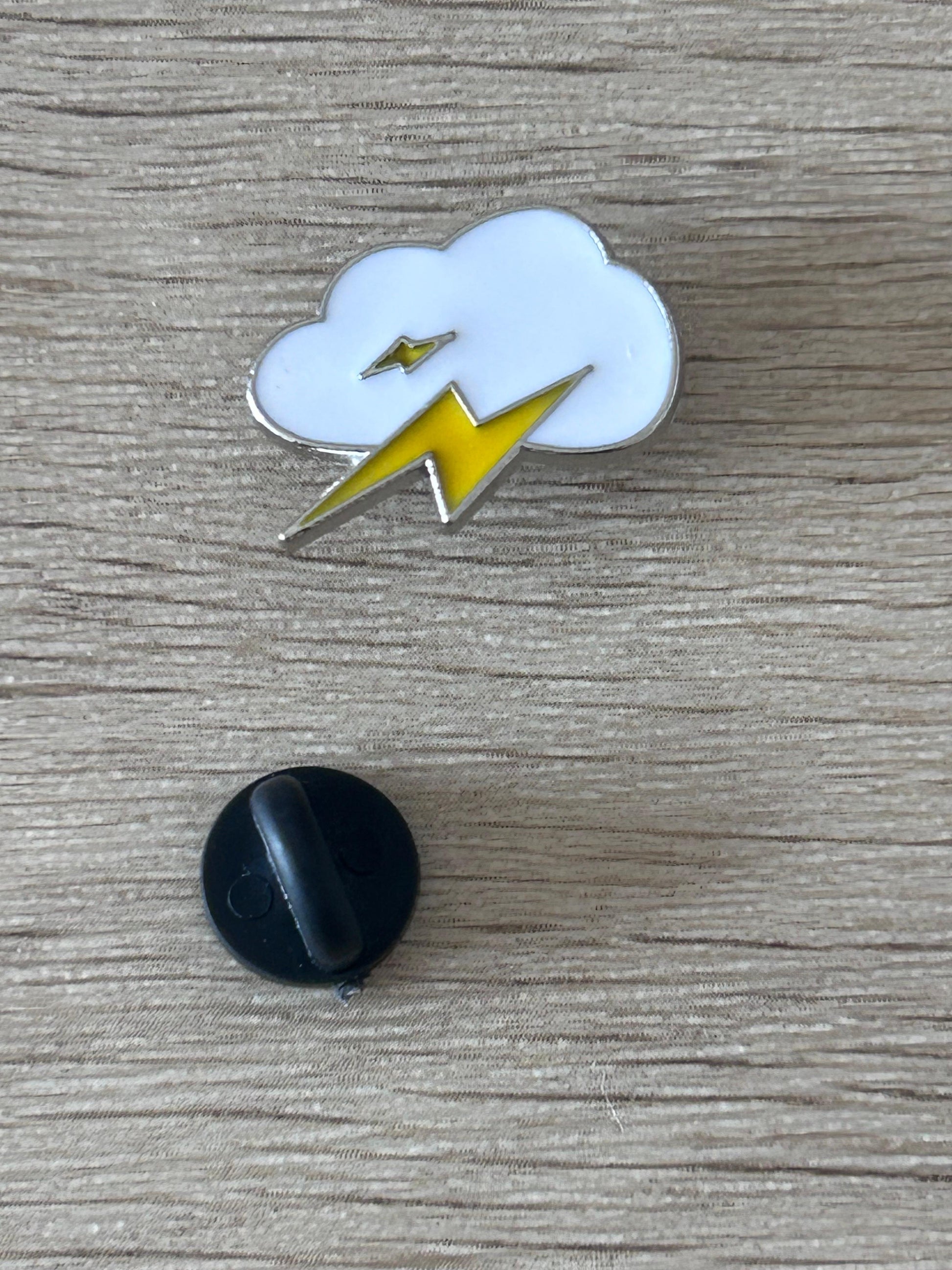 Épingle en forme de nuage avec éclair jaune, dos noir à attache