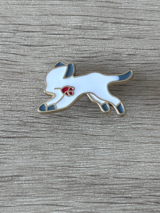 Épingle émaillée chaton courant, yeux et oreilles bleus, petit nœud rouge