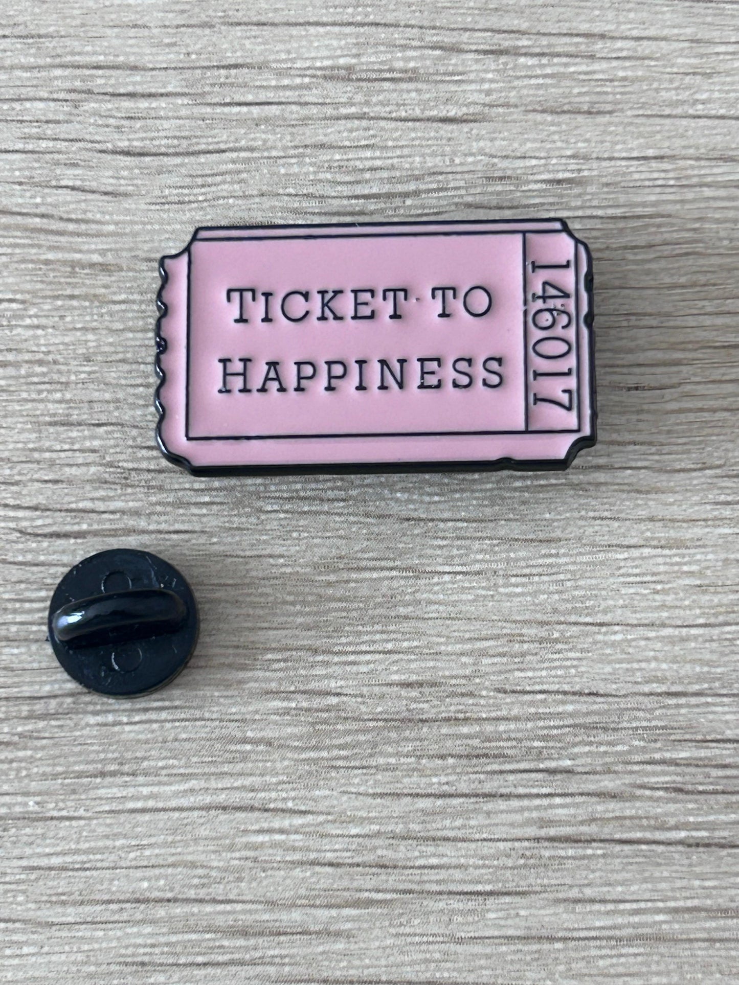 Épinglette billet rose pâle « Ticket to Happiness » avec dos noir rond visible