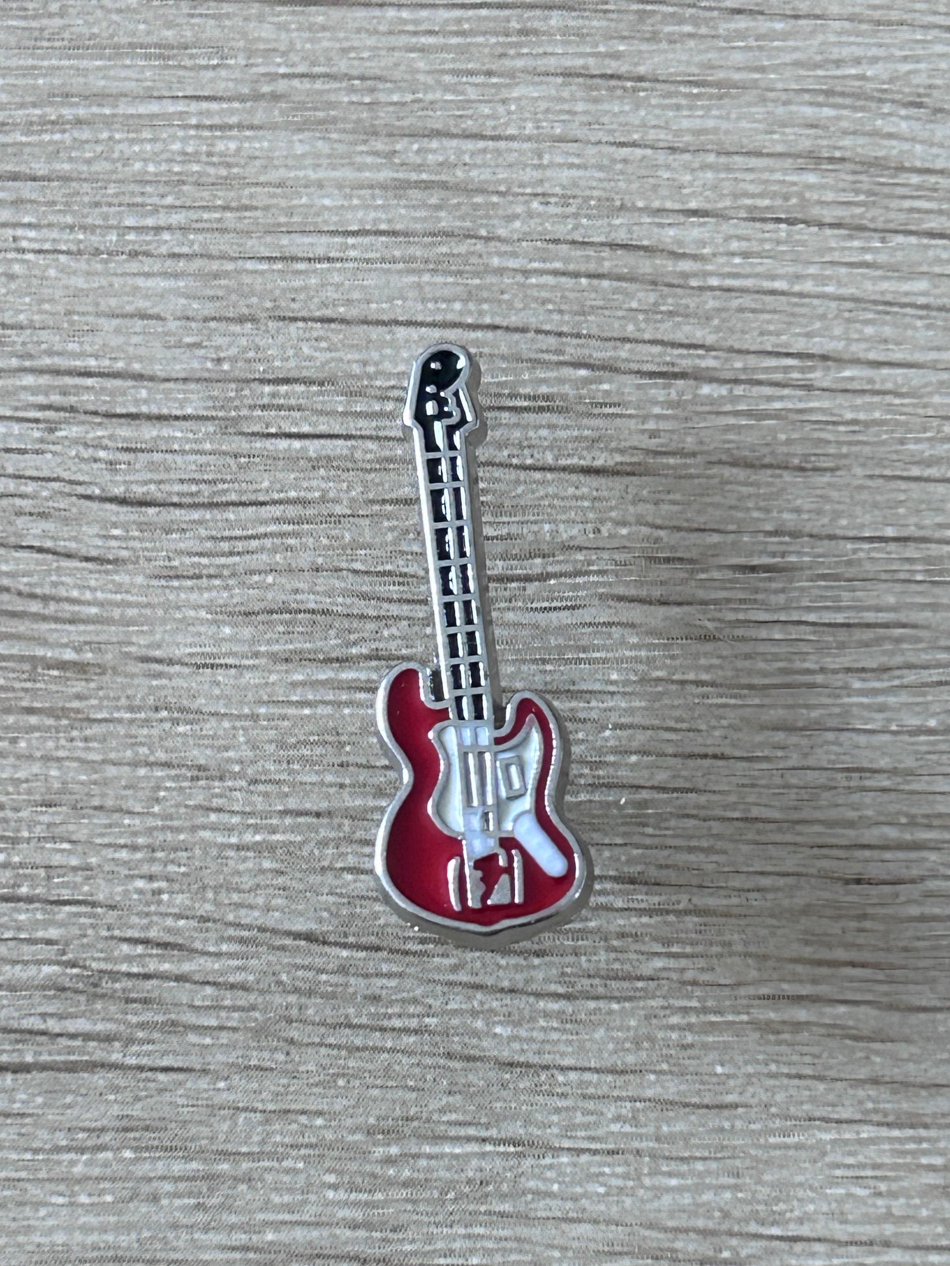 Épingle en forme de guitare électrique rouge avec contour argenté