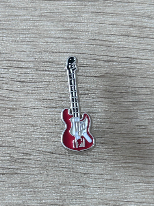 Épingle en forme de guitare électrique rouge avec contour argenté