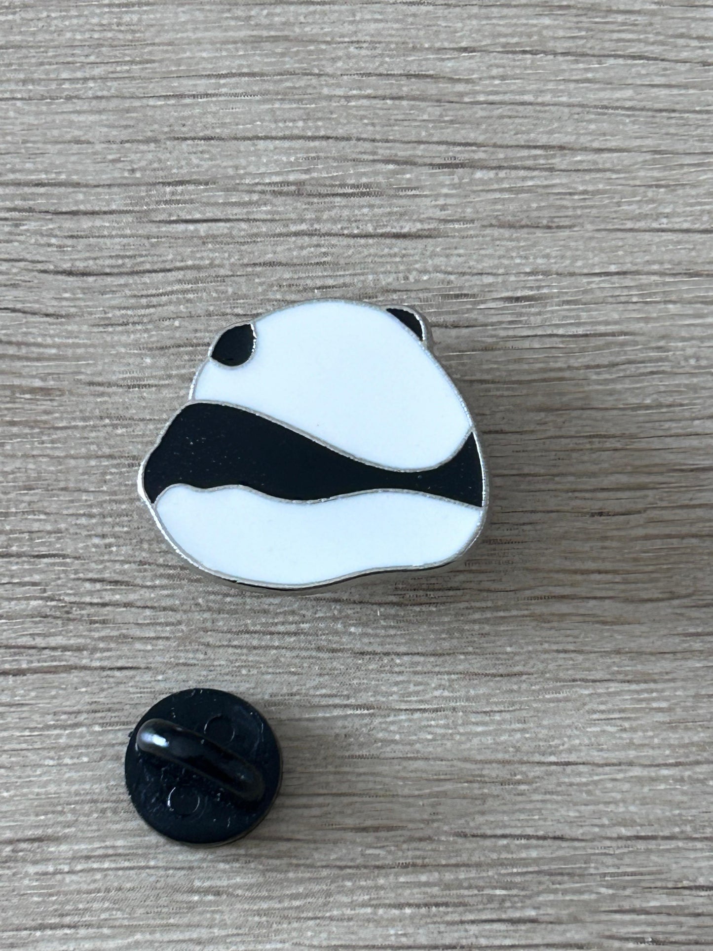 Broche panda émaillée noir et blanc avec attache noire au dos
