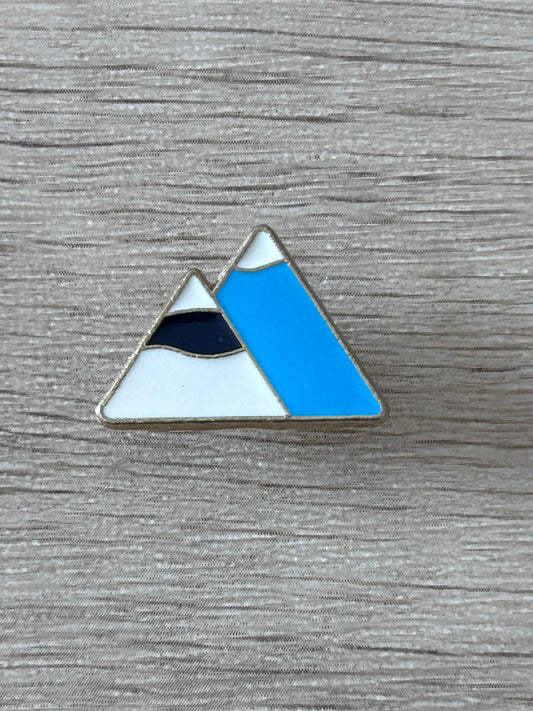 Pin's montagnes enneigées : pin triangle bleu, blanc et noir