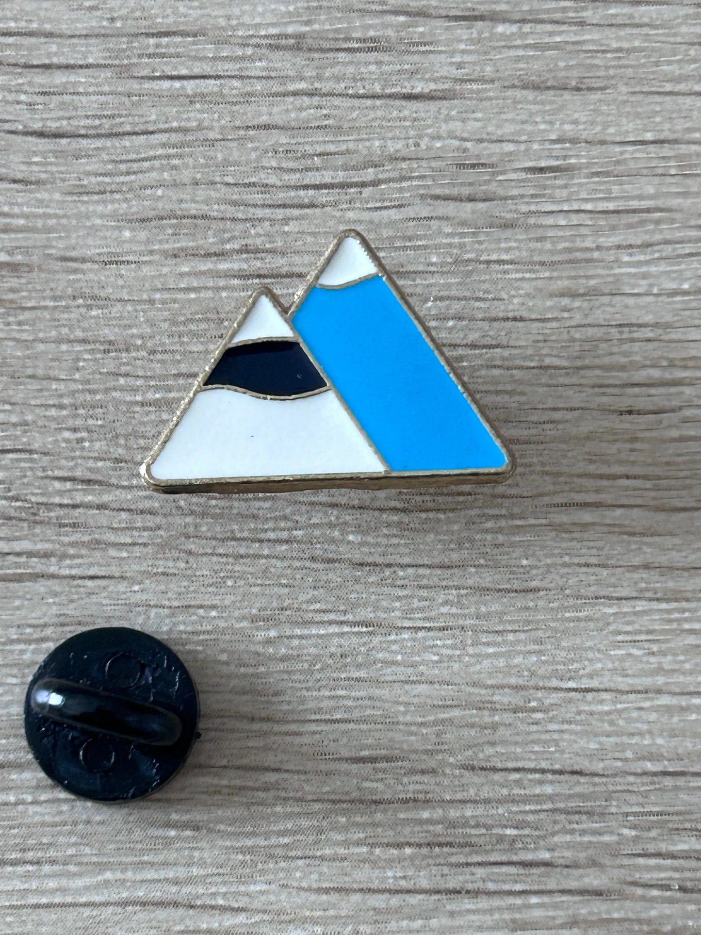 Pin's montagnes enneigées, triangle bleu, blanc et noir avec dos noir