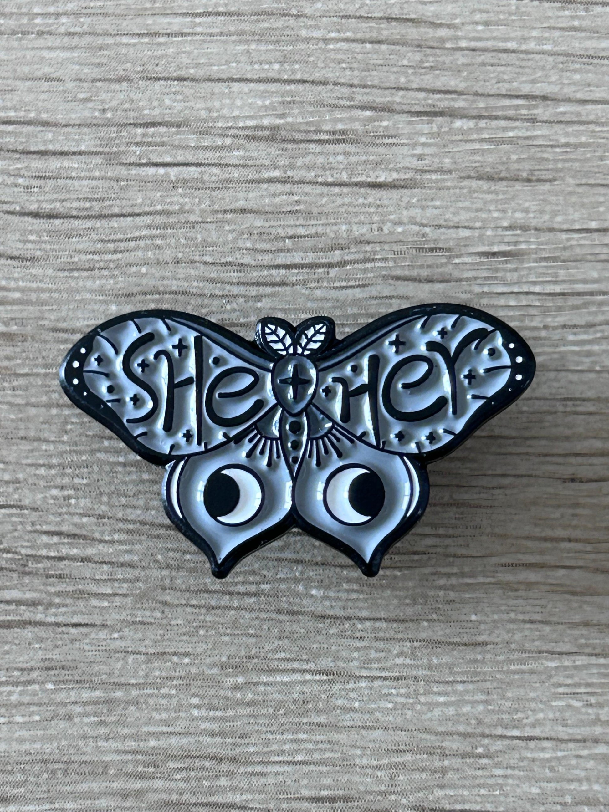Broche papillon noire et argent, détails gravés et grands yeux