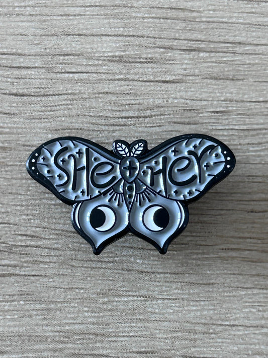 Broche papillon noire et argent, détails gravés et grands yeux