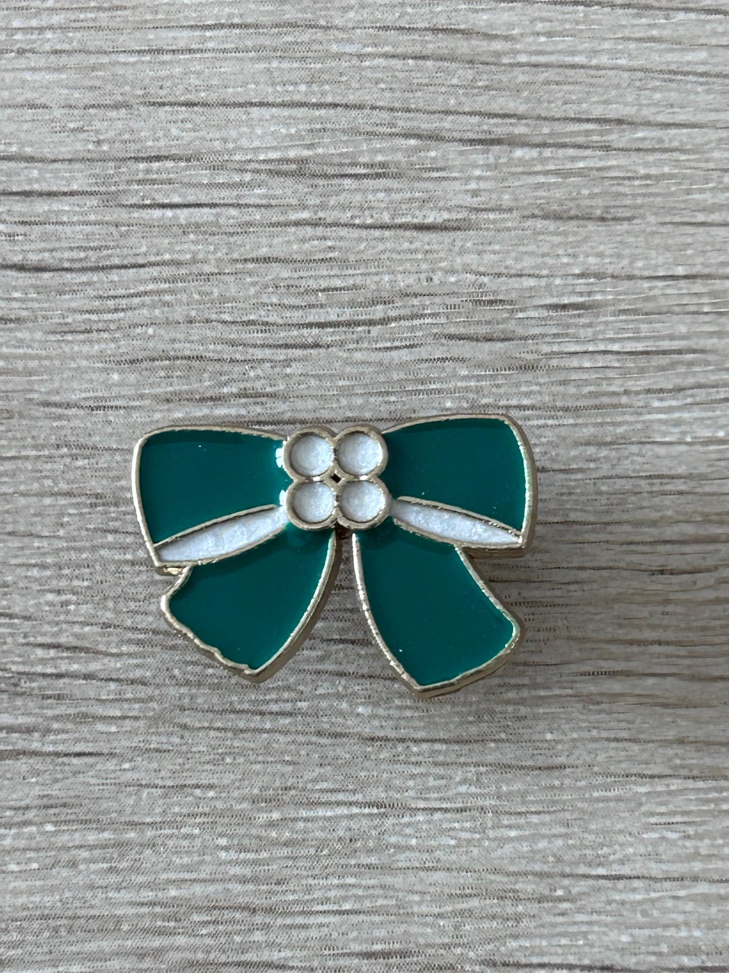 Broche nœud vert émeraude, pastilles blanches autour d’un motif central