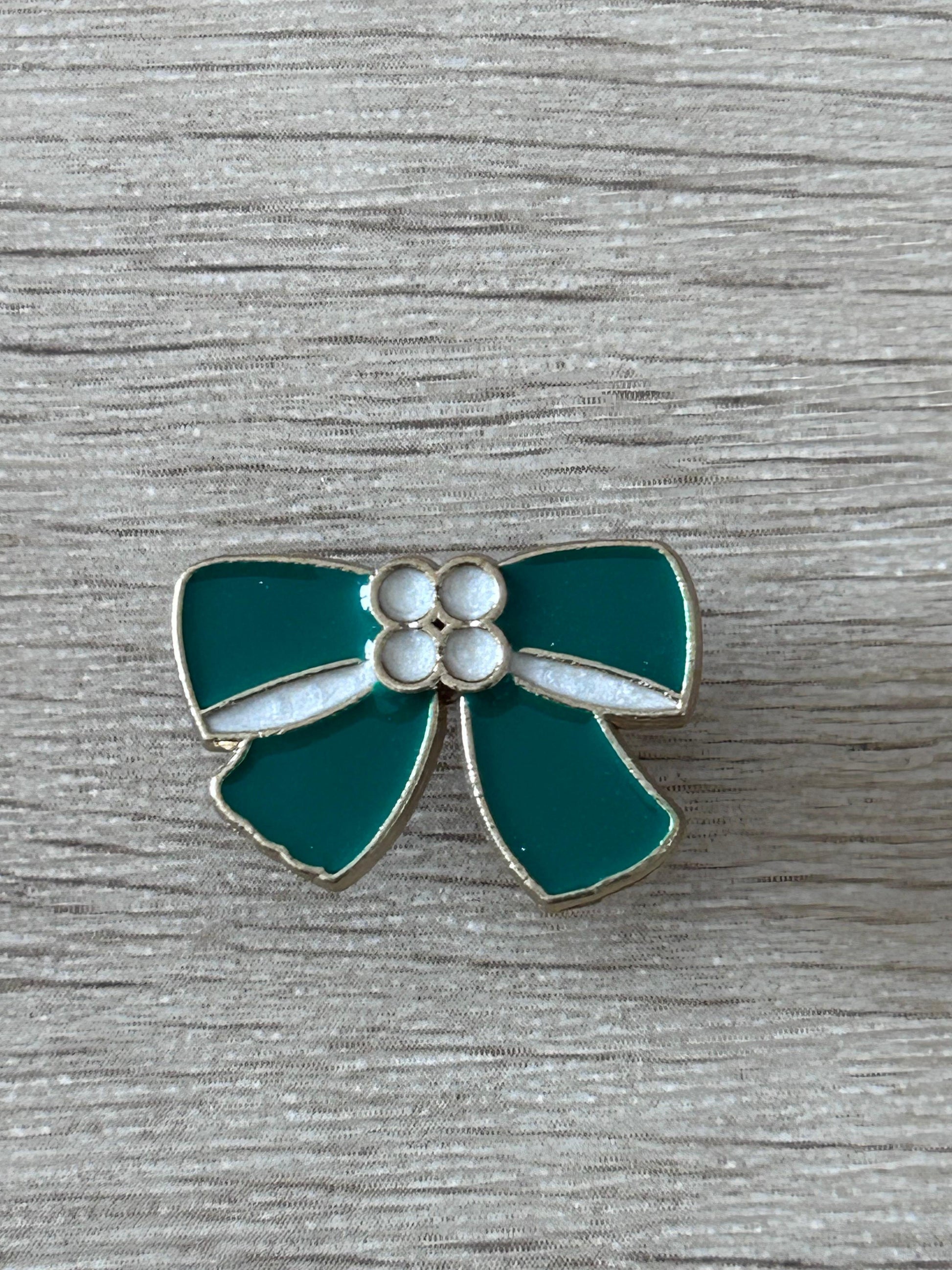 Broche nœud vert émeraude, pastilles blanches autour d’un motif central