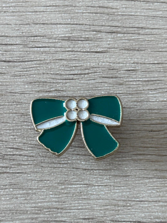 Broche nœud vert émeraude, pastilles blanches autour d’un motif central