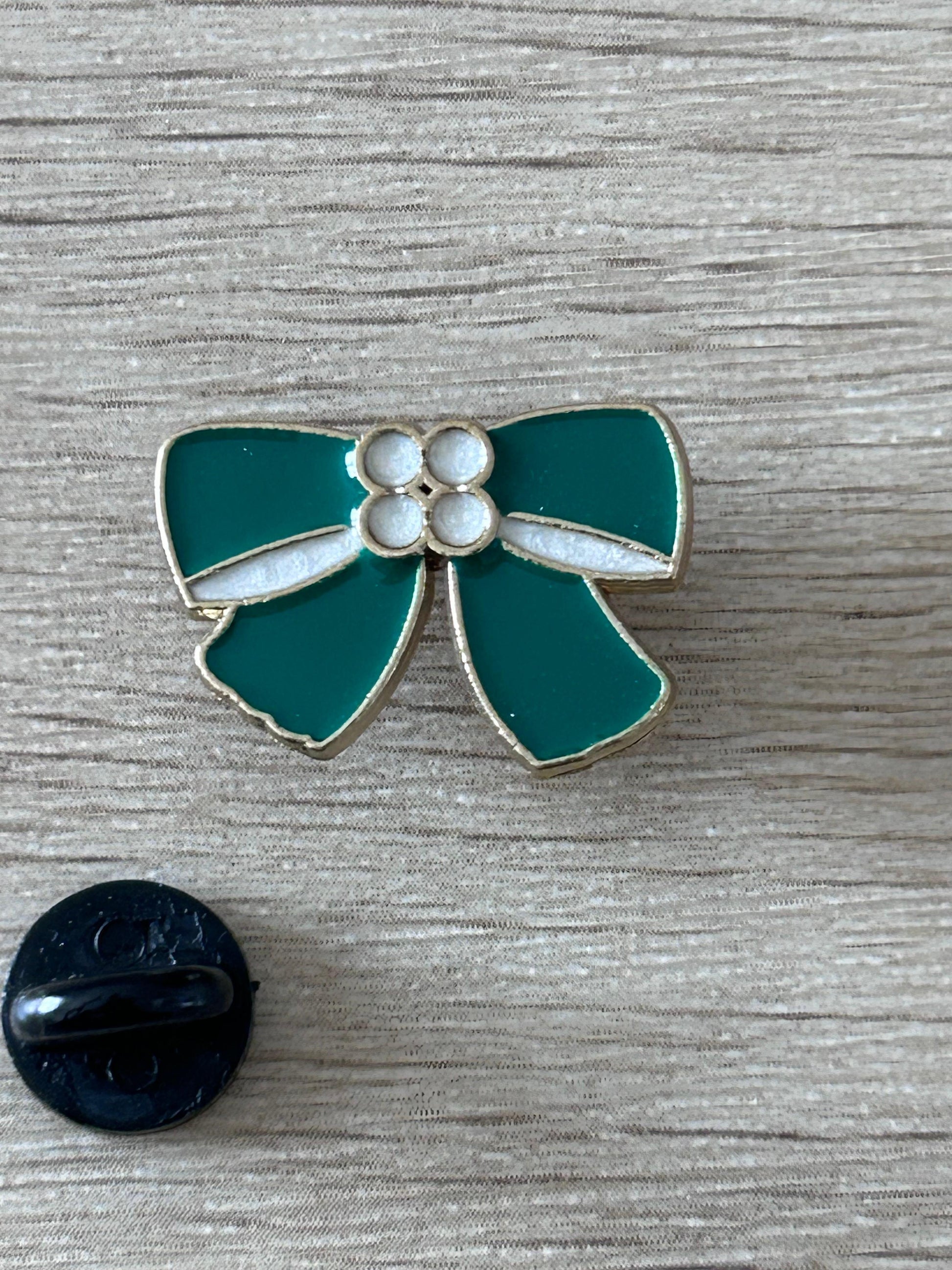 Broche nœud émeraude en émail vert avec fleurs blanches au centre