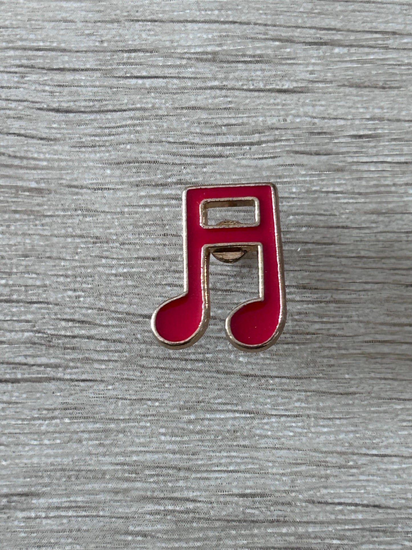 Broche en émail en forme de double croche rouge