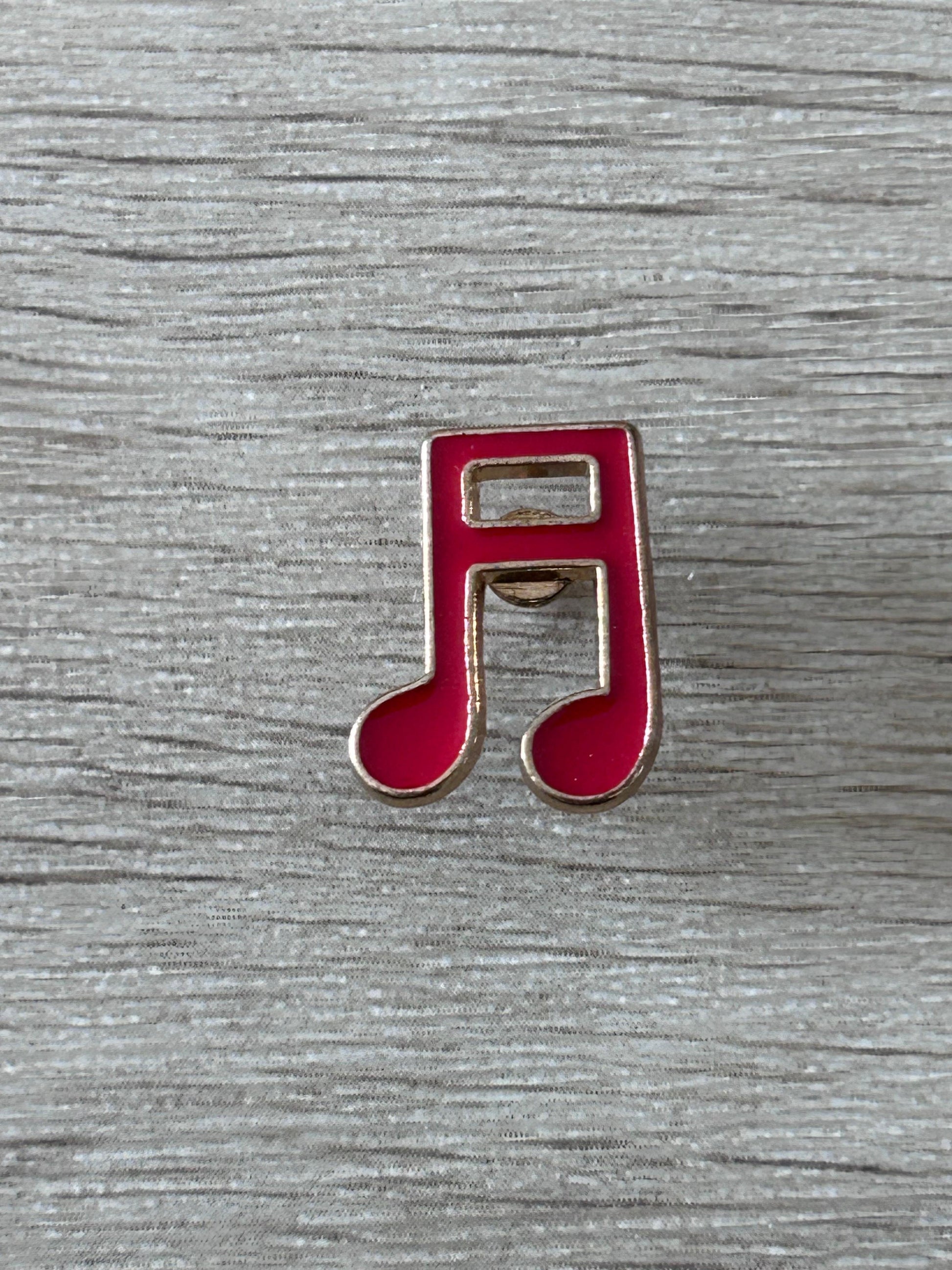 Broche en émail en forme de double croche rouge