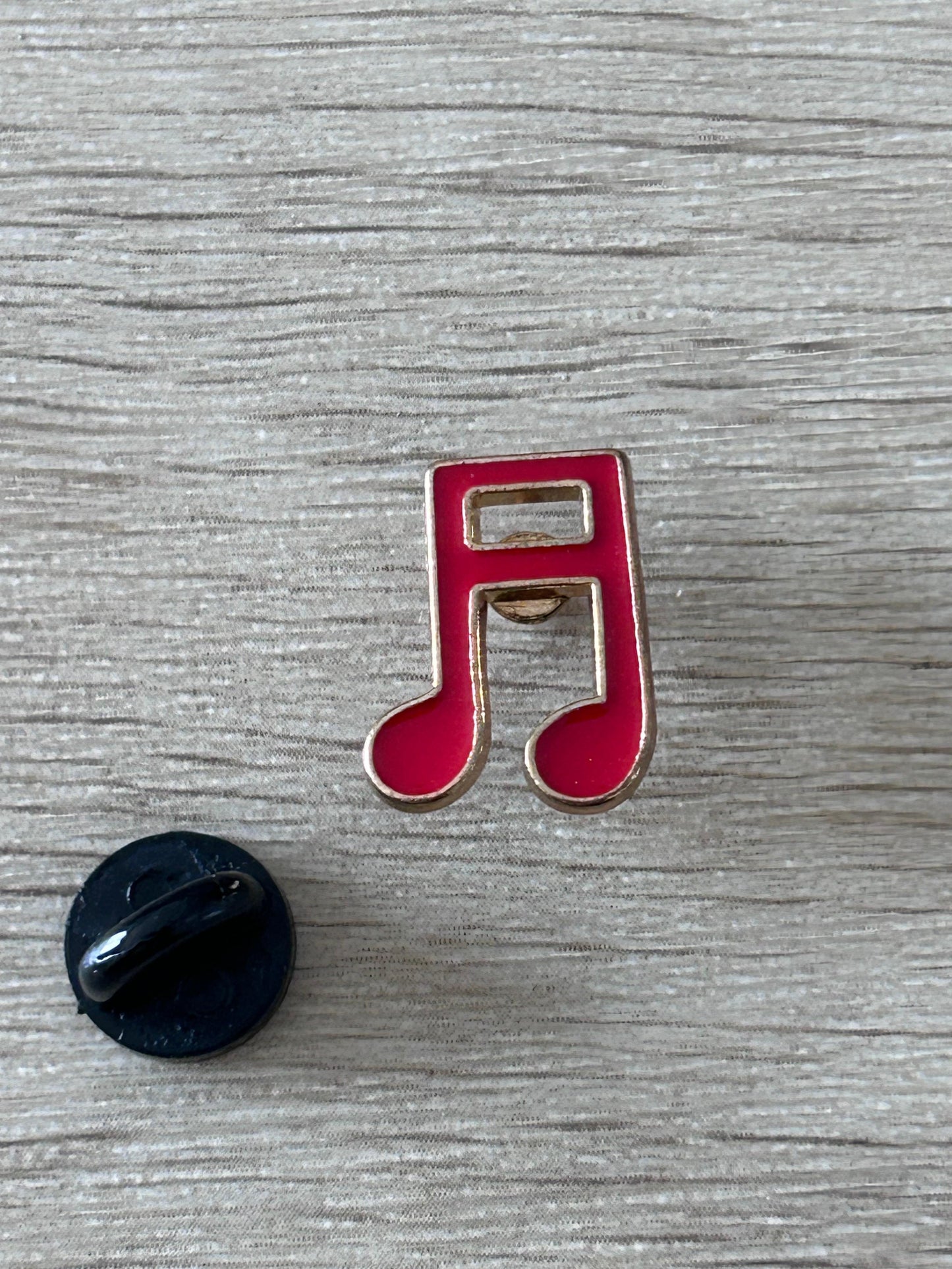 Broche double croche rouge avec dos rond noir