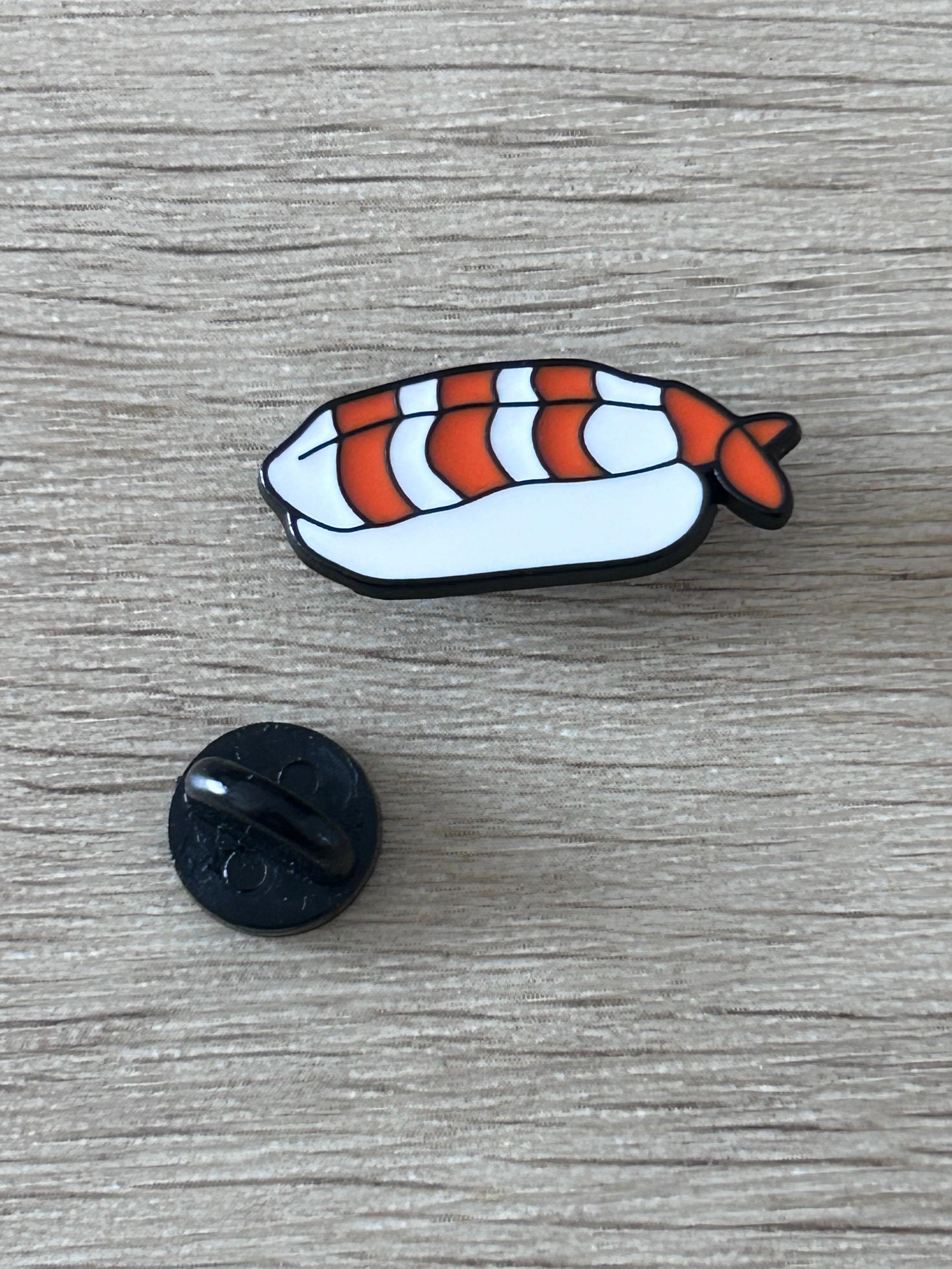 Pin's en forme de nigiri de crevette avec attache arrière noire