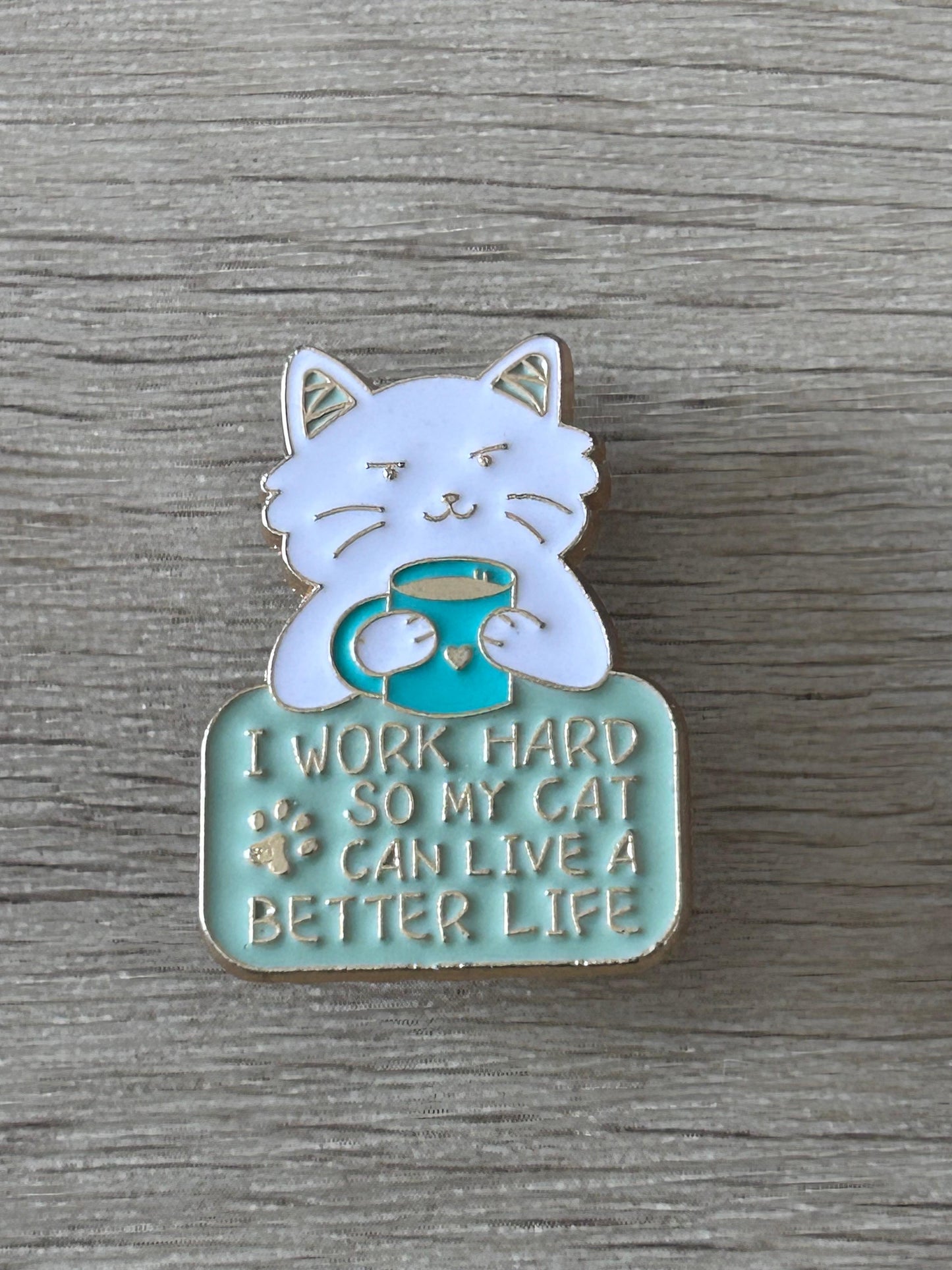 Broche émaillée motif chat blanc avec tasse et slogan, contours argentés