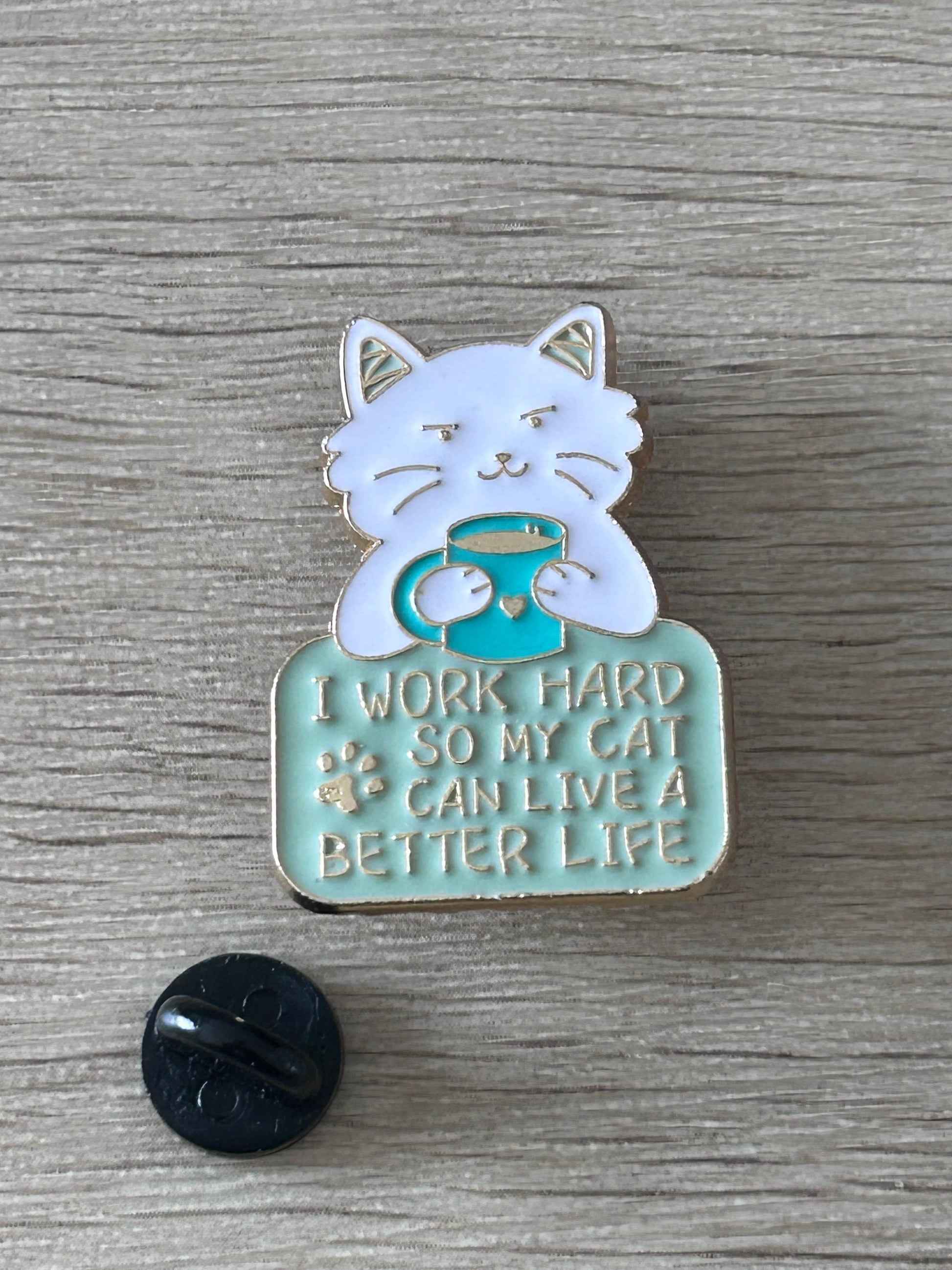 Broche émaillée motif chat blanc avec tasse et slogan, avec support noir