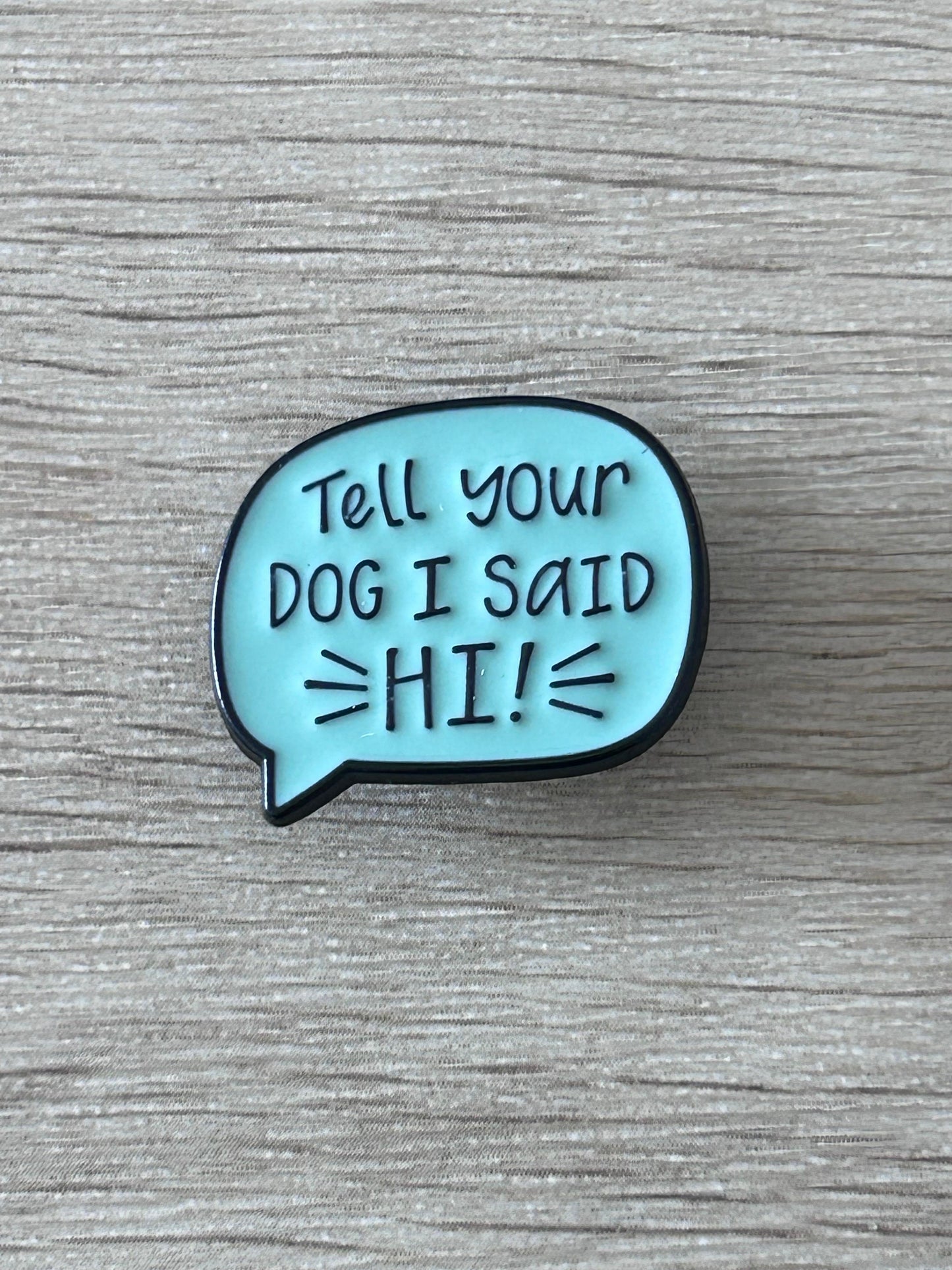 Épinglette bulle bleue avec texte « Tell your DOG I SAID HI! »