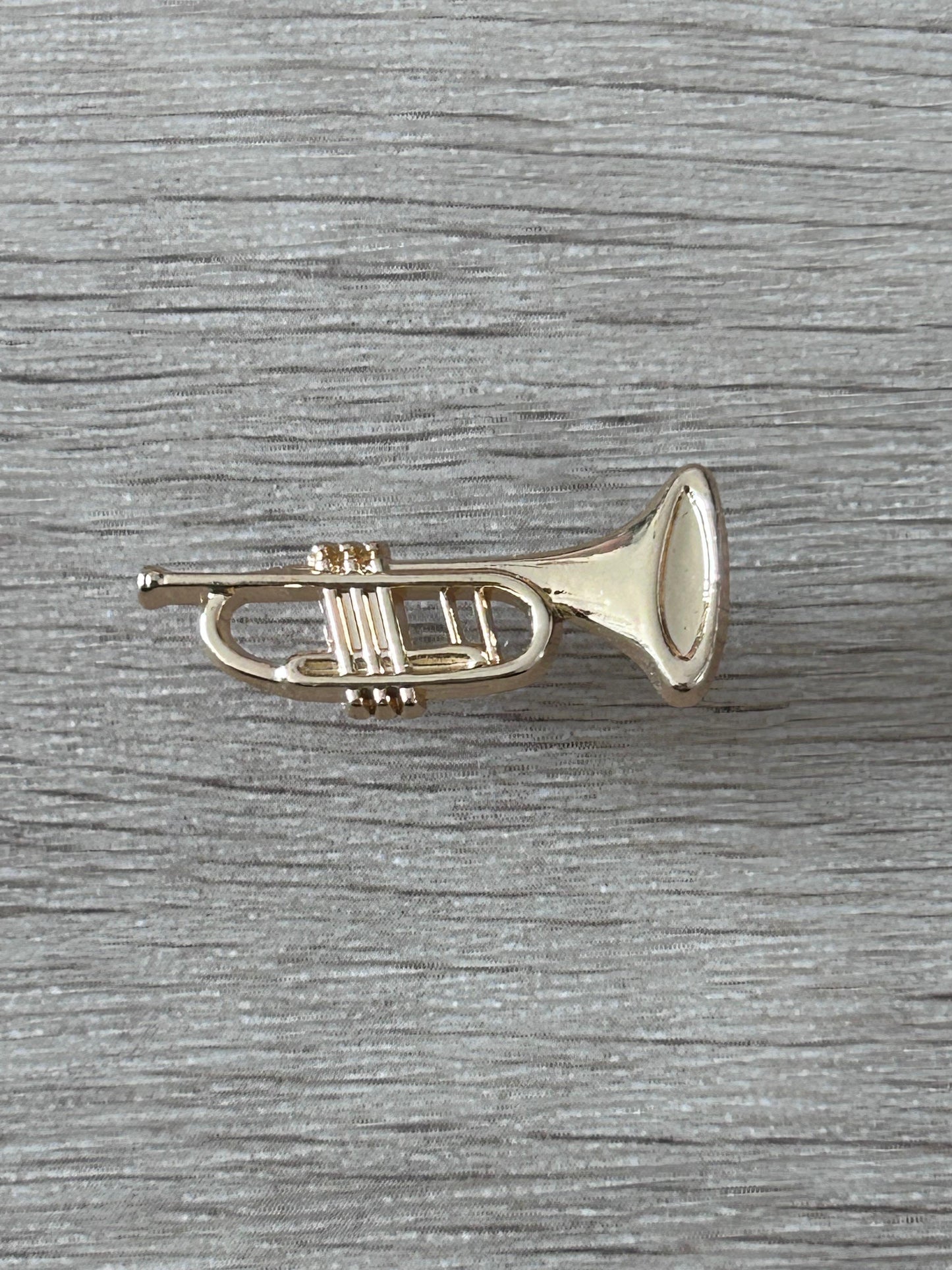 Goupille en forme de trompette dorée