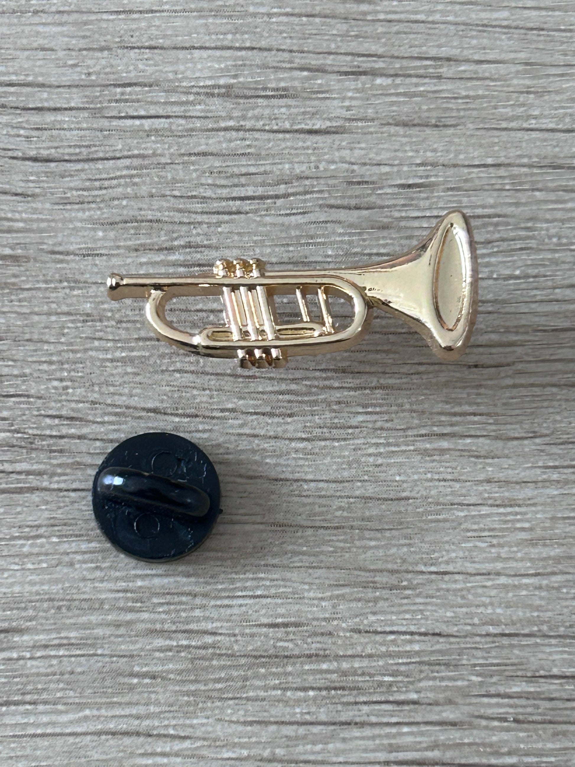 Goupille trompette dorée avec support rond noir
